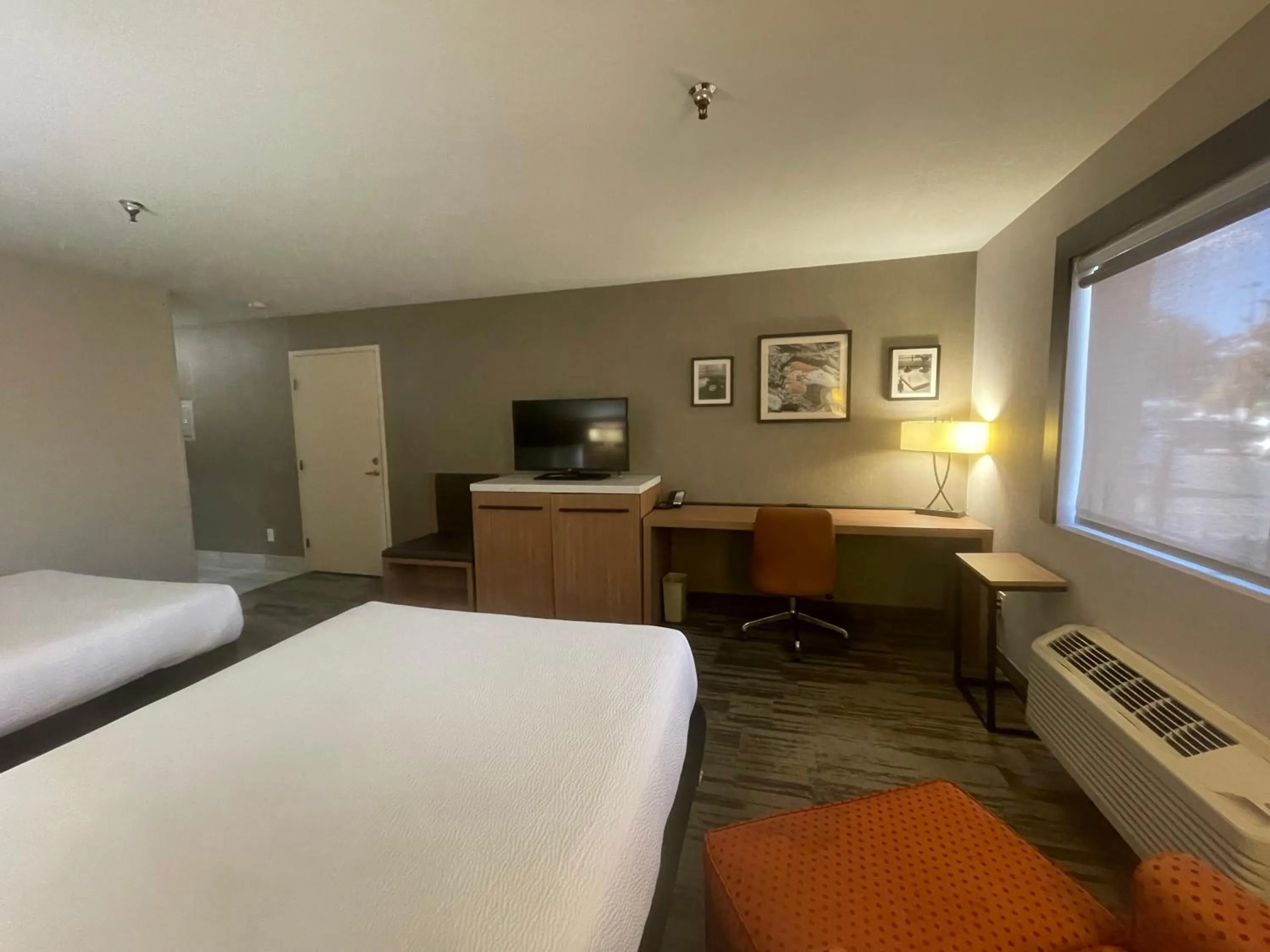 TV and multimedia, Bed in Sisk Hotel