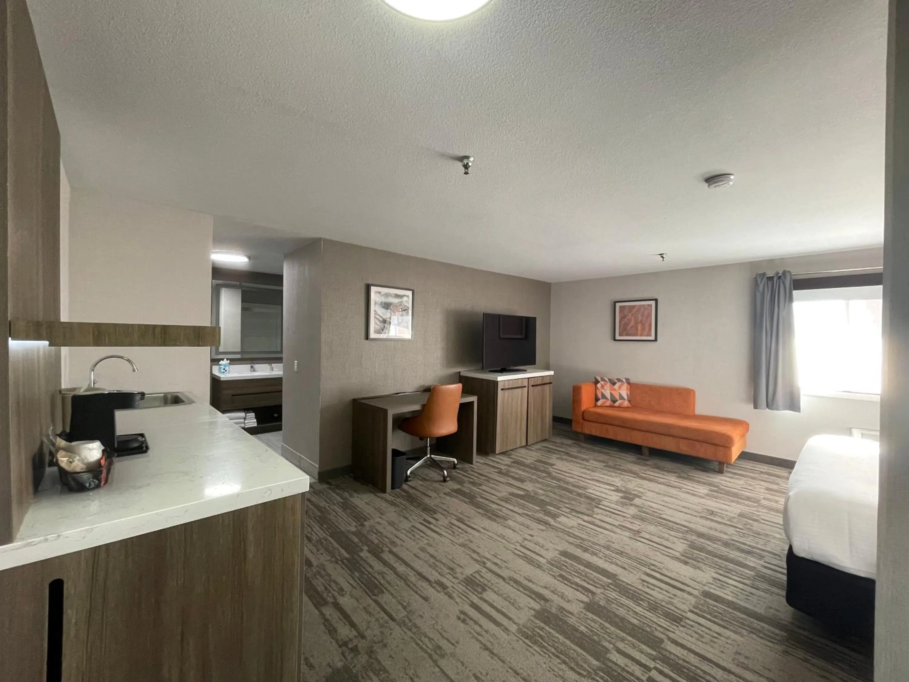 Communal lounge/ TV room in Sisk Hotel