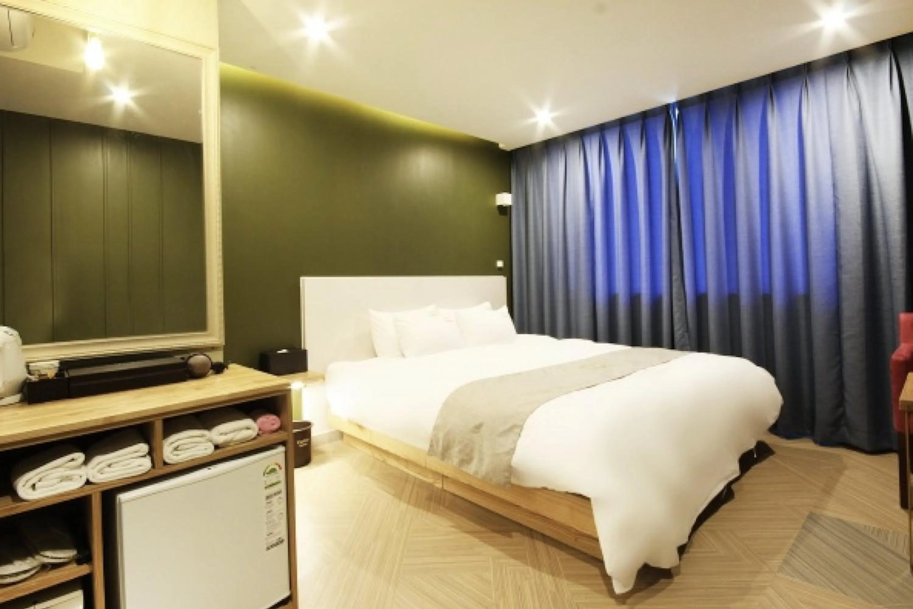 Bedroom, Bed in Busan Carino Hotel