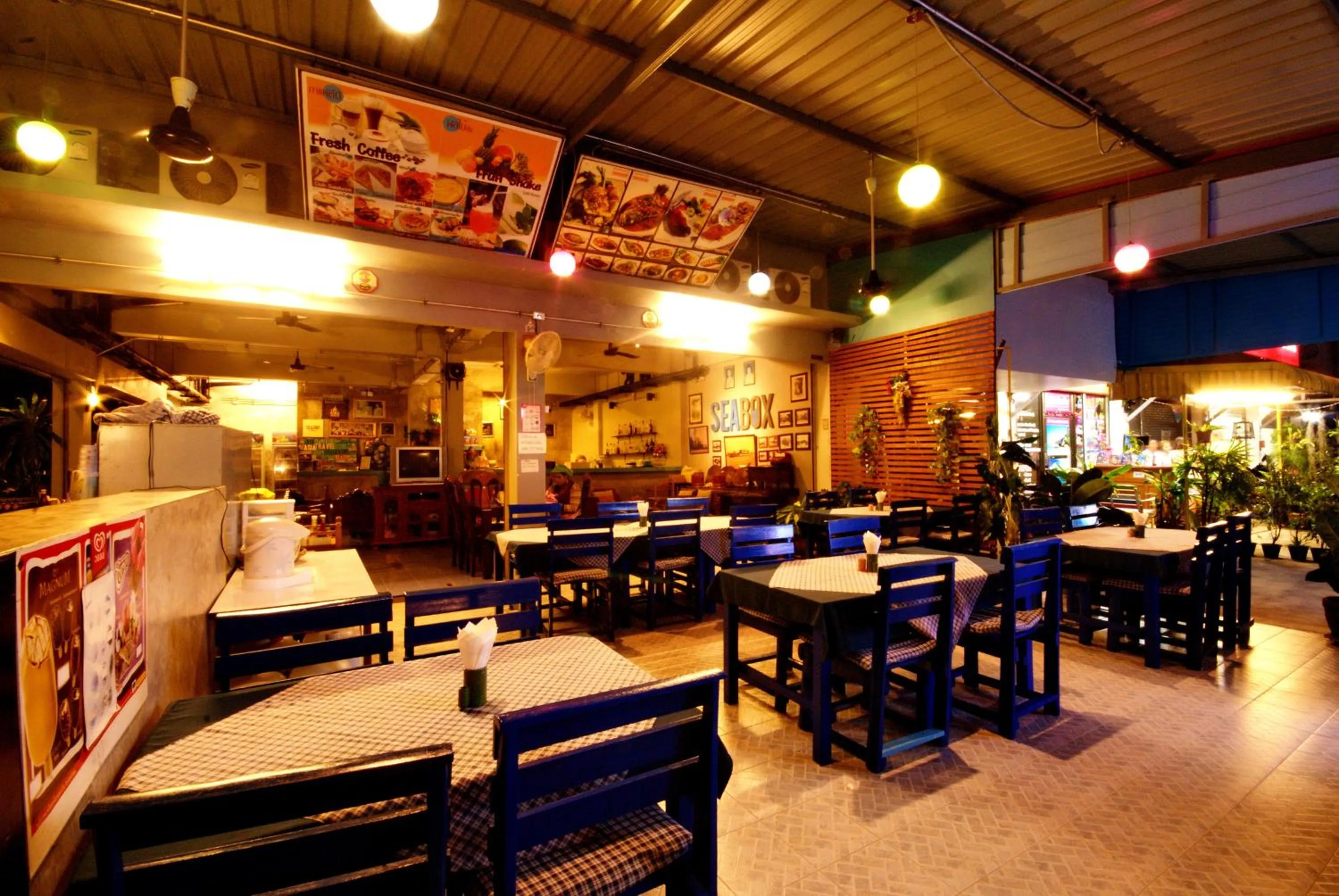 Restaurant/places to eat in Seabox Khaolak Hostel
