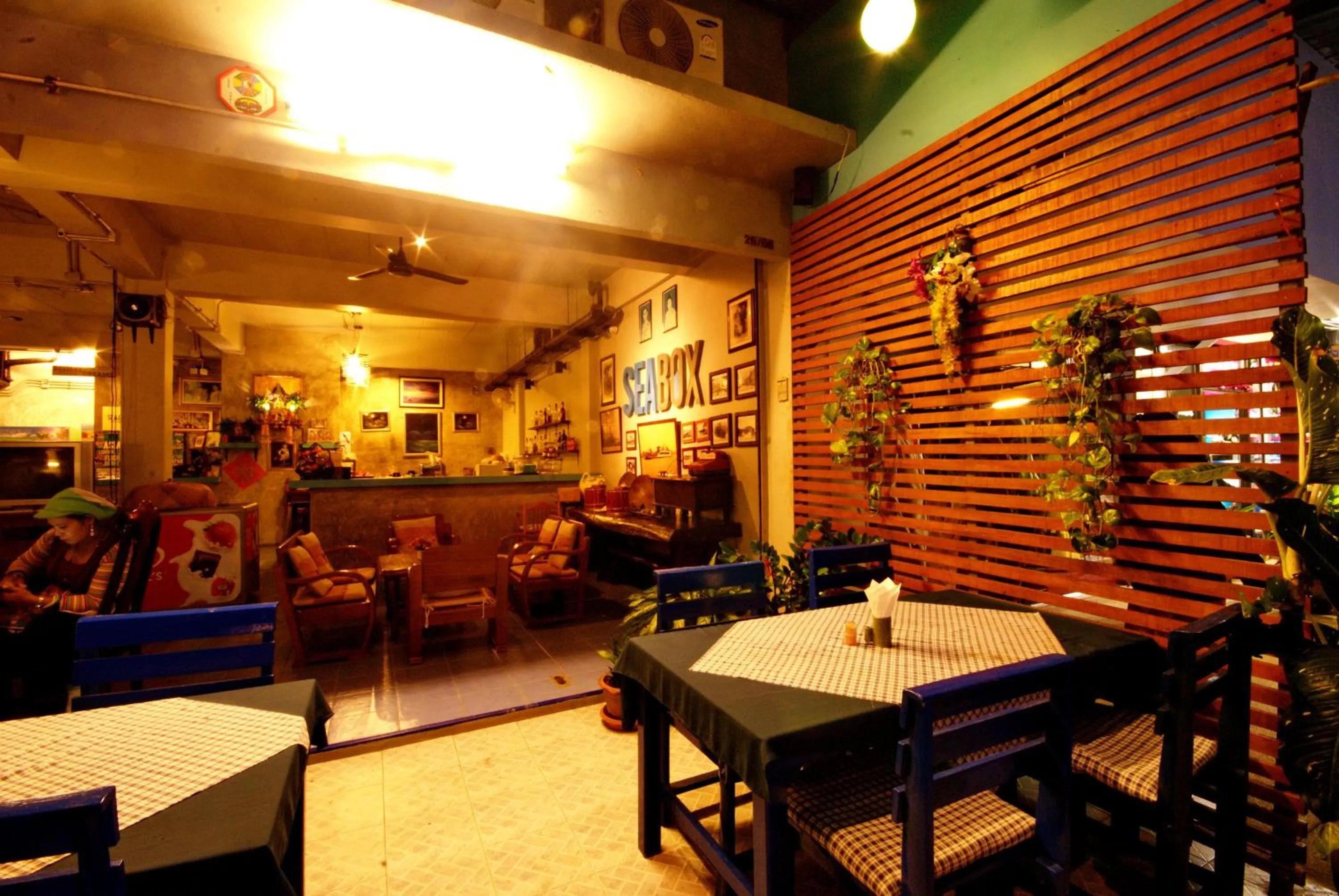 Restaurant/places to eat in Seabox Khaolak Hostel