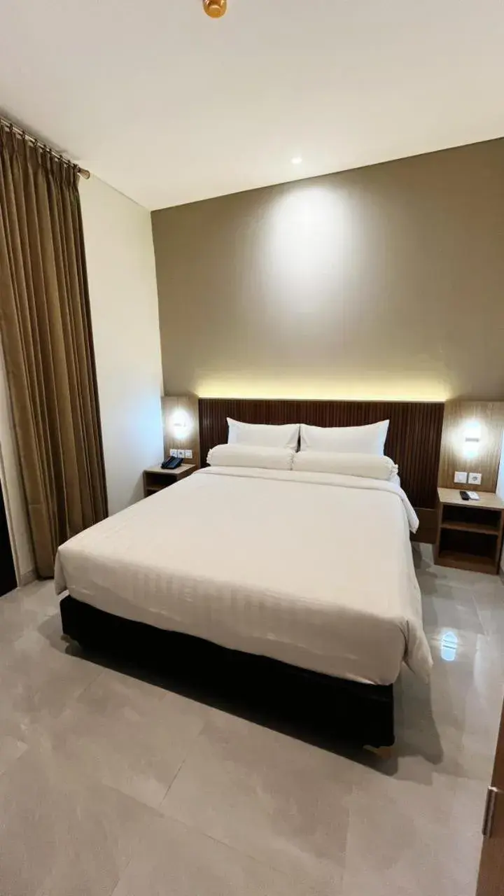 Superior King Room in Front One Hotel Mesir Surabaya Superior King Room in Front One Hotel Mesir Surabaya