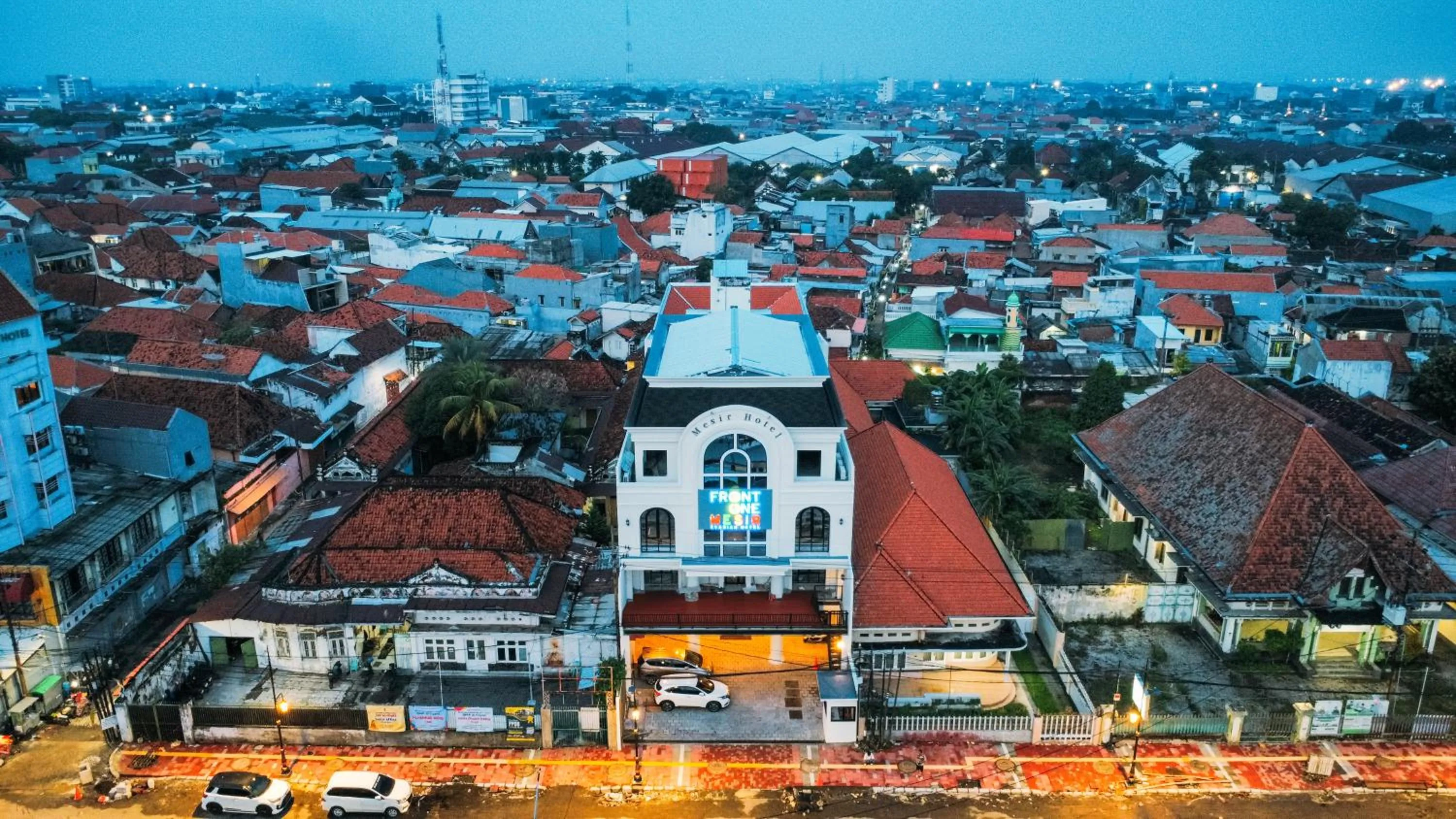 Front One Hotel Mesir Surabaya