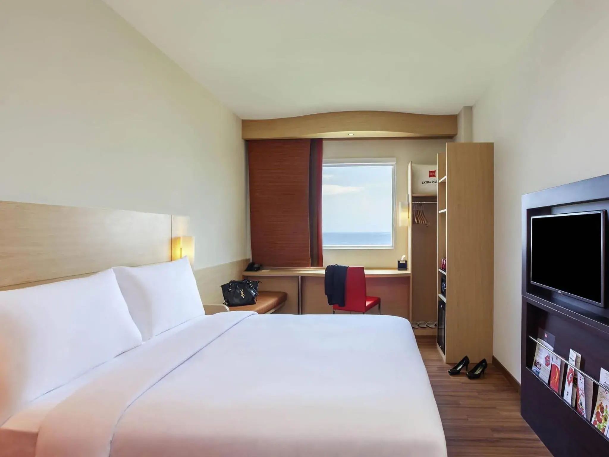 Bedroom, Bed in Ibis Manado City Center Boulevard Bedroom, Bed in Ibis Manado City Center Boulevard