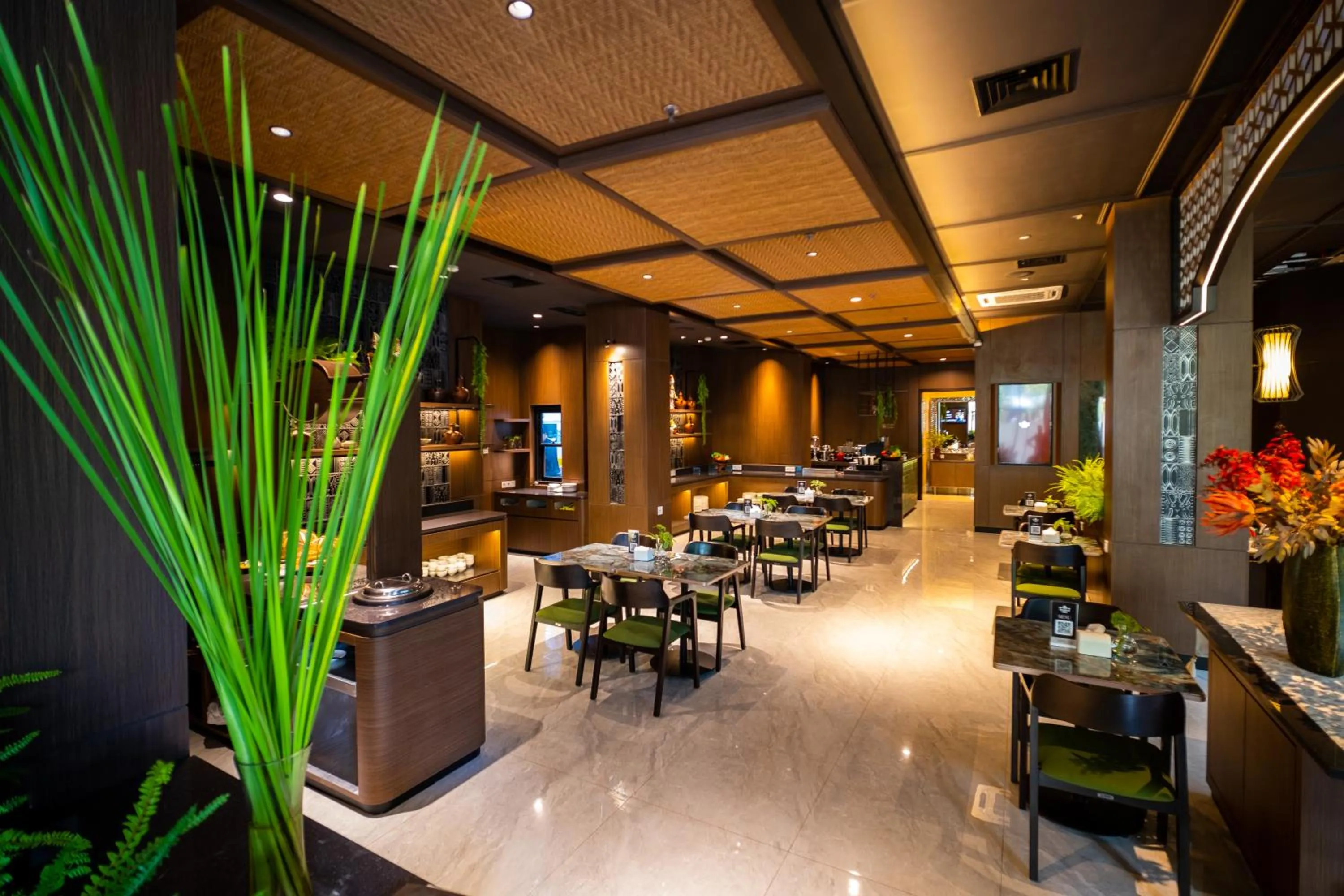 Restaurant/places to eat in Deka Hotel Surabaya HR Muhammad