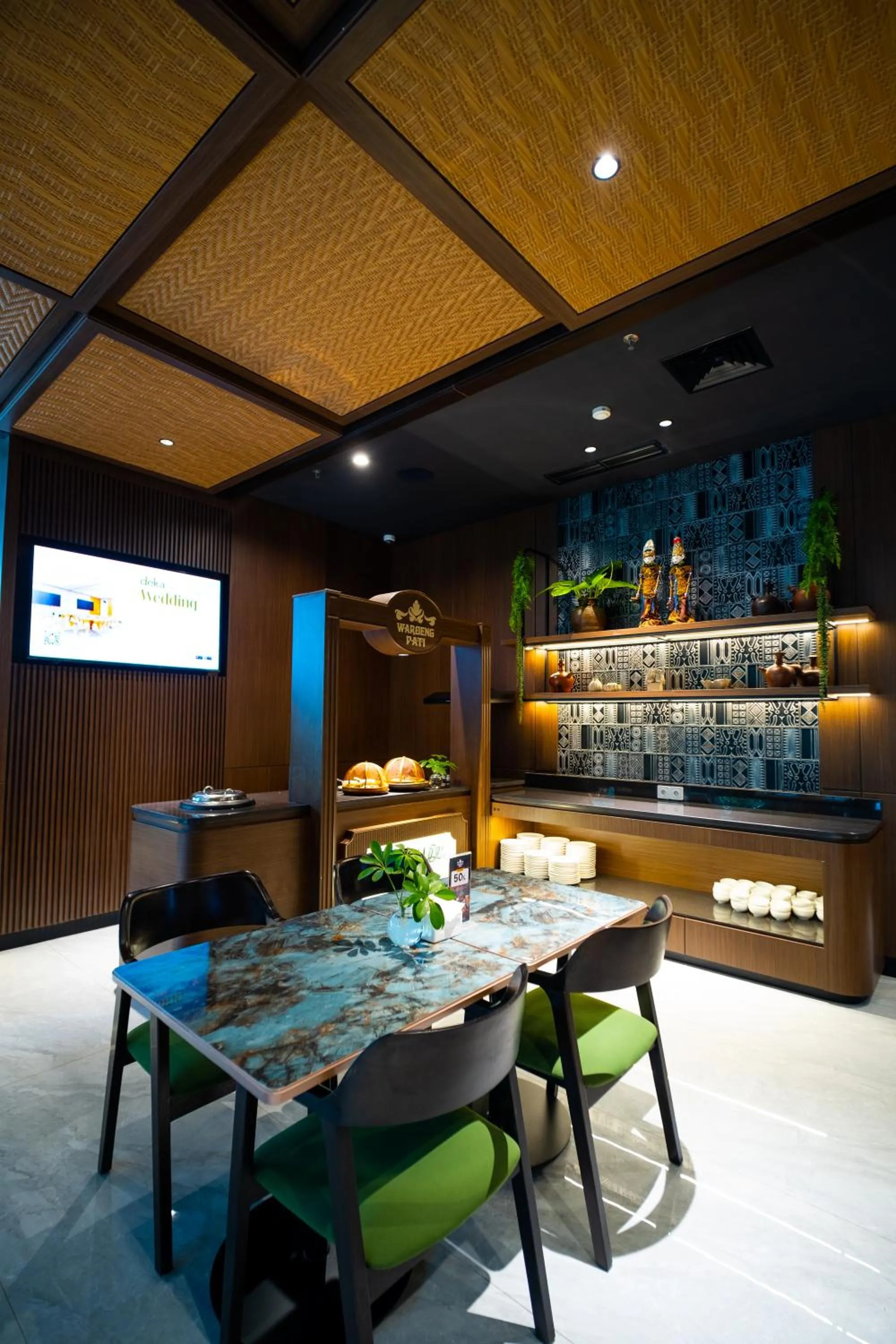 Restaurant/places to eat in Deka Hotel Surabaya HR Muhammad