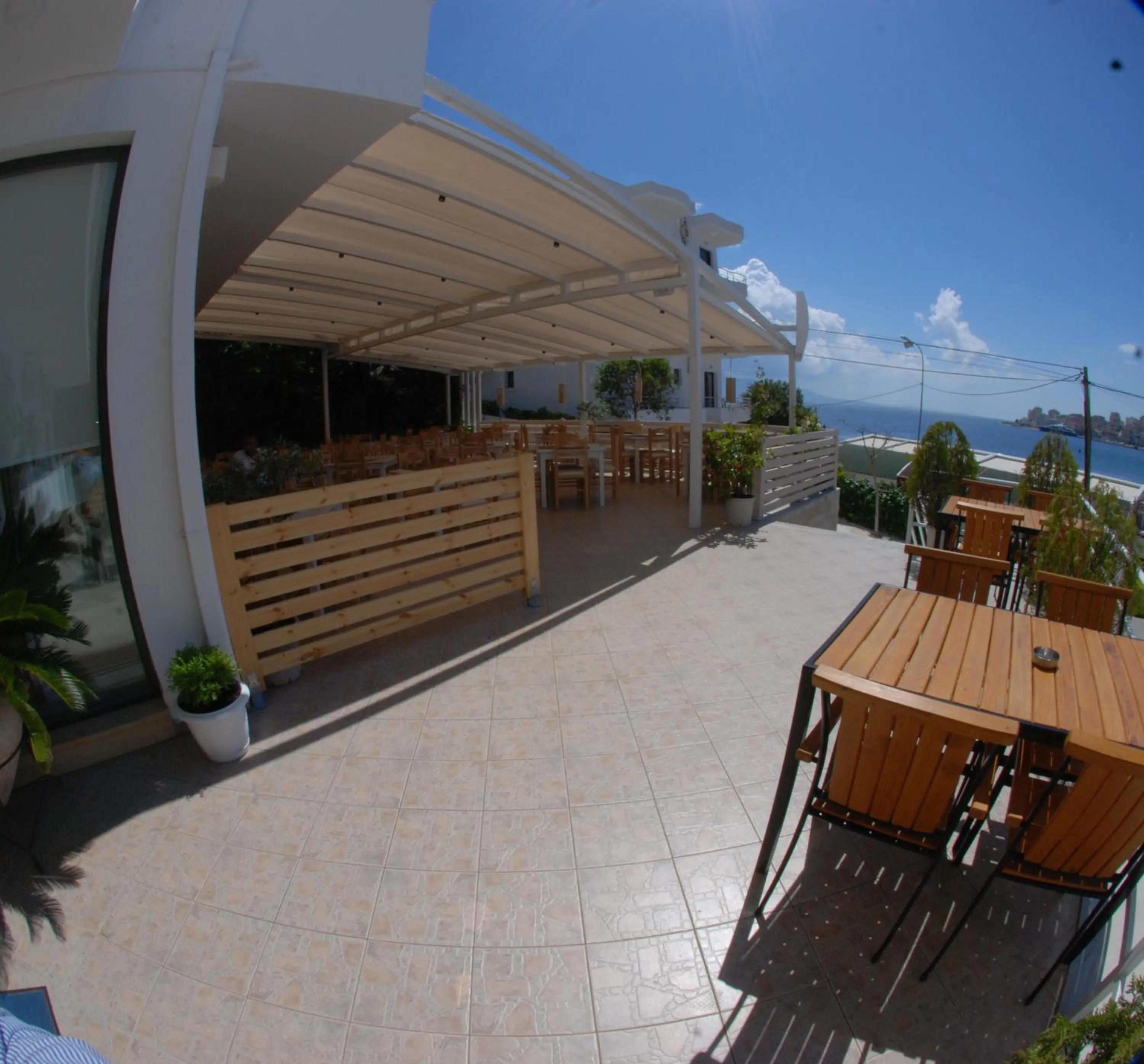 Restaurant/places to eat in Hotel MS