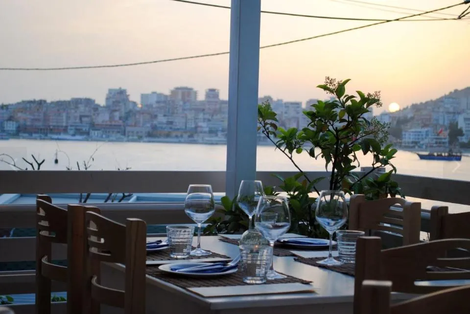 Restaurant/places to eat in Hotel MS