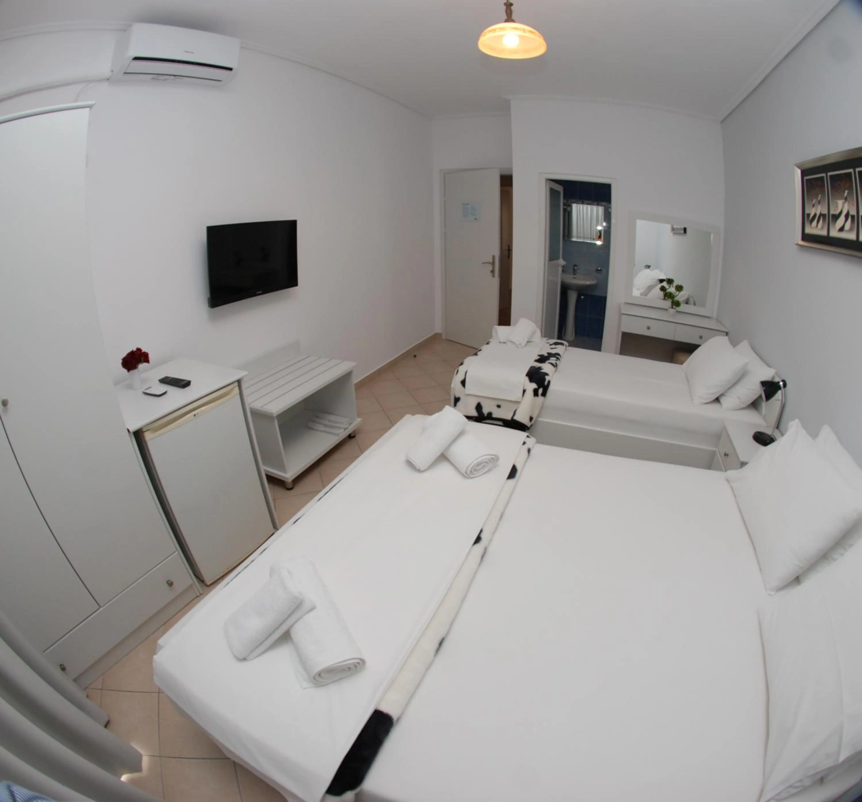 Bathroom, Bed in Hotel MS