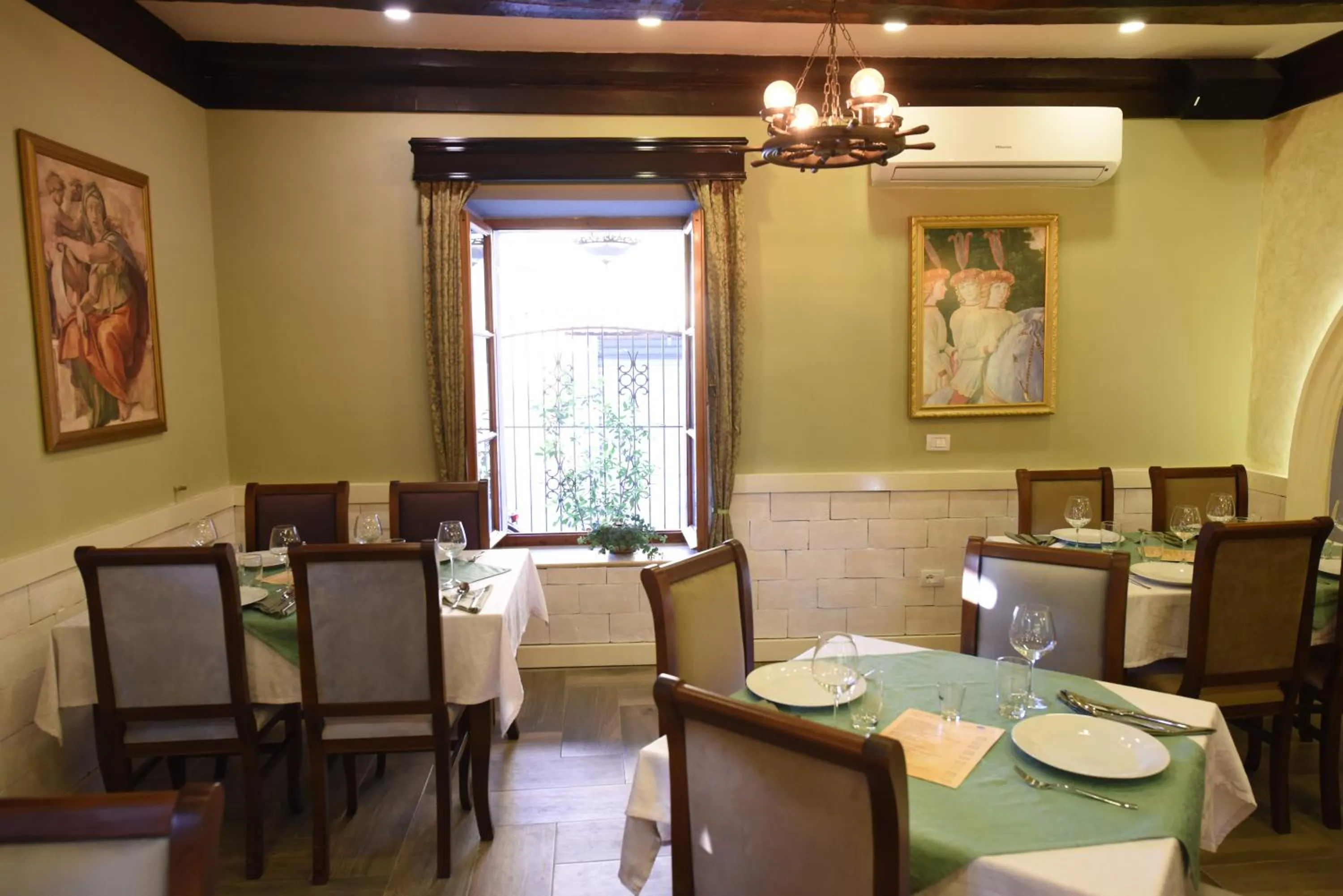 Restaurant/places to eat in Rose Garden Hotel