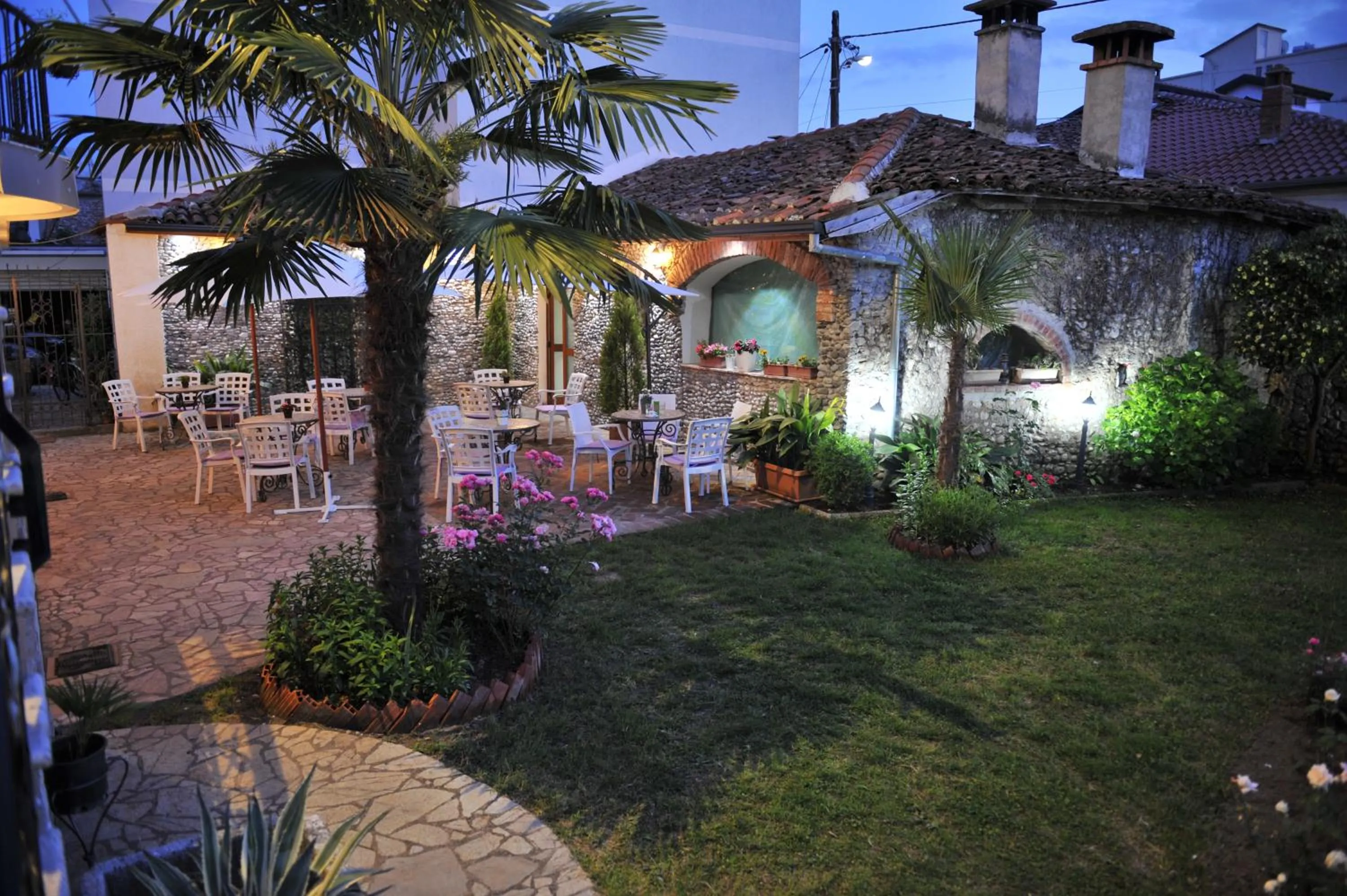 Garden in Rose Garden Hotel