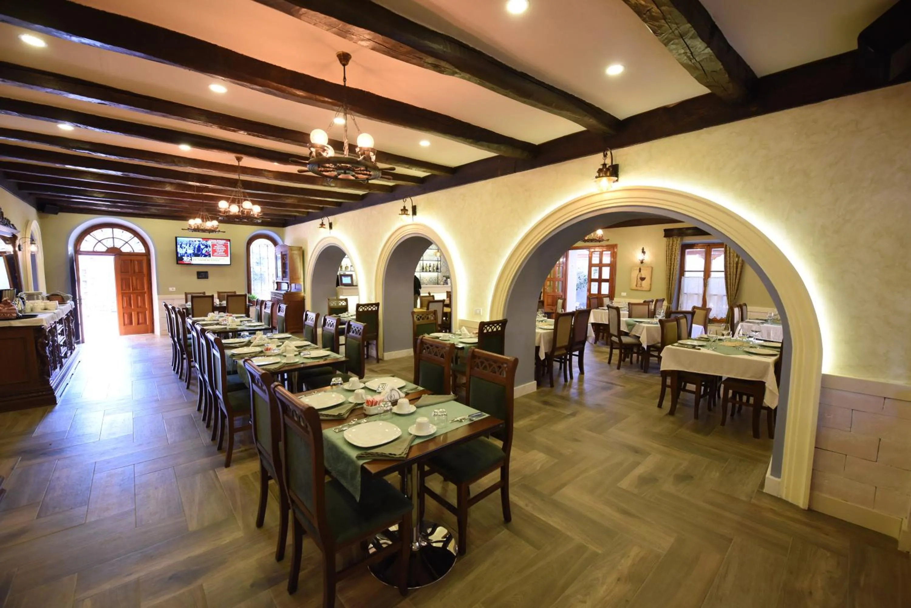 Restaurant/places to eat in Rose Garden Hotel