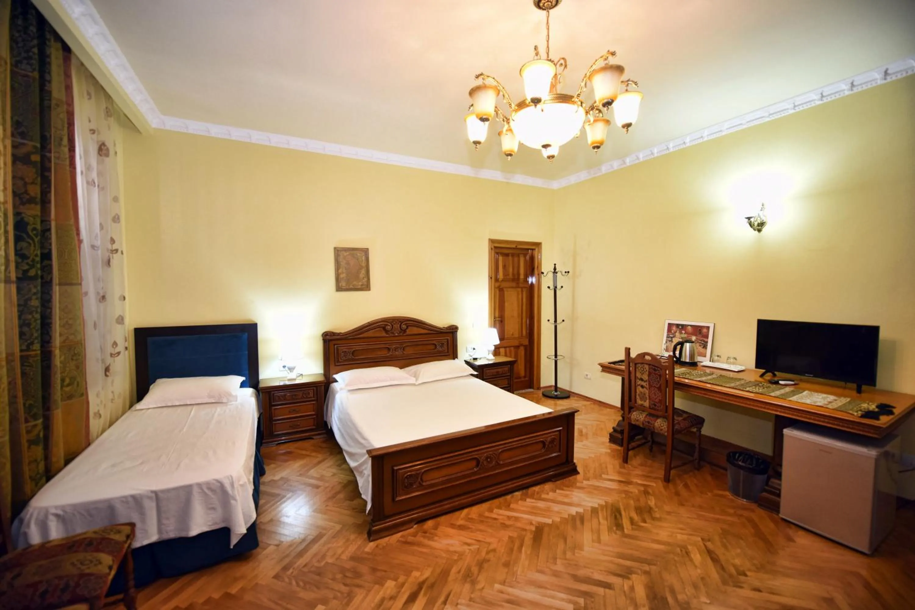 Bedroom, Bed in Rose Garden Hotel