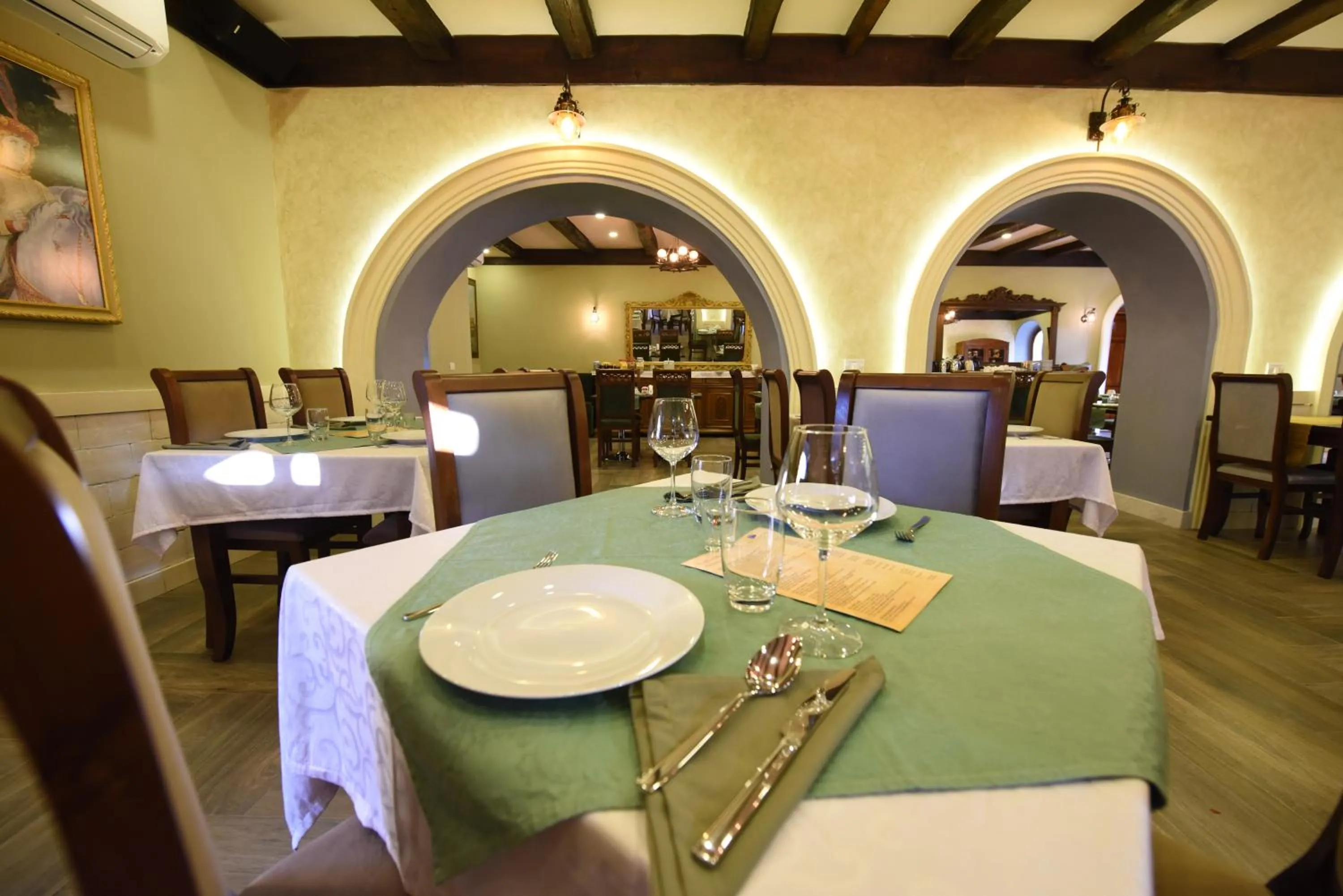 Restaurant/places to eat in Rose Garden Hotel