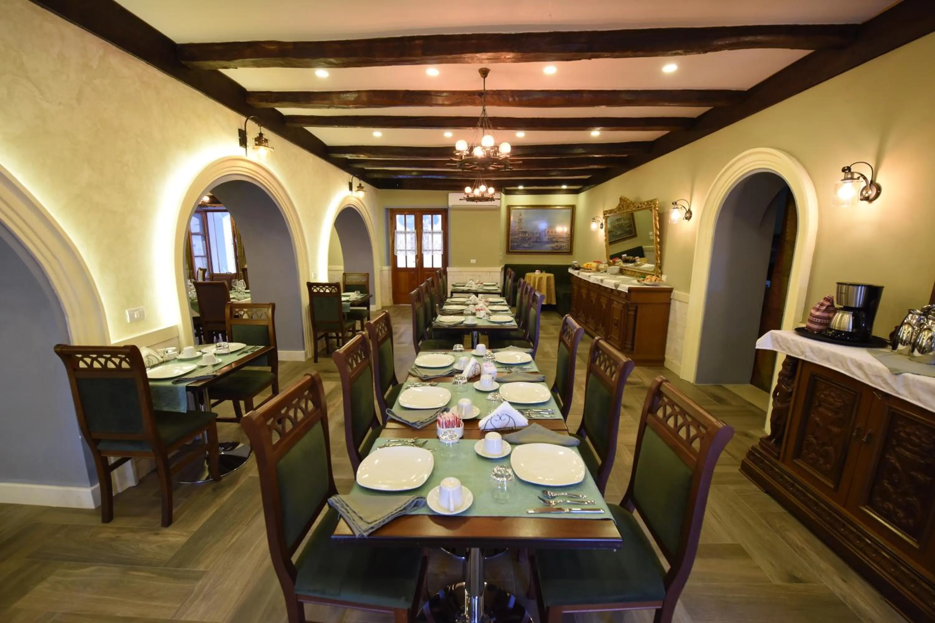 Restaurant/places to eat in Rose Garden Hotel