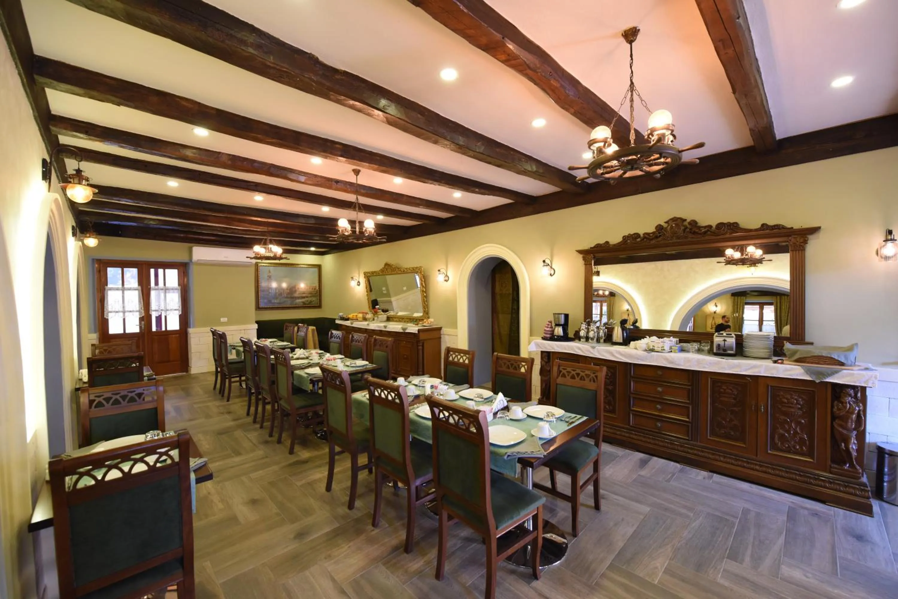 Restaurant/places to eat in Rose Garden Hotel