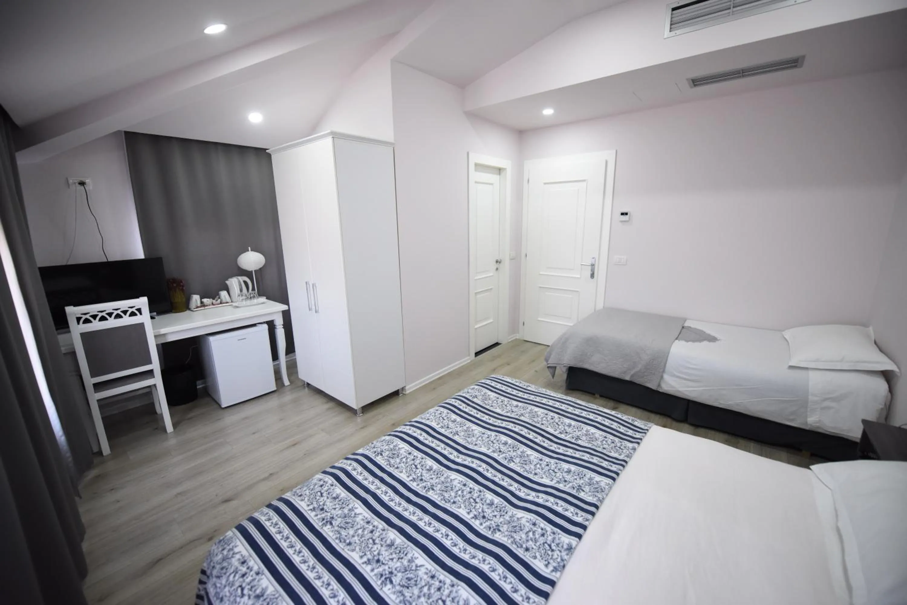 Bedroom, Bed in Rose Garden Hotel