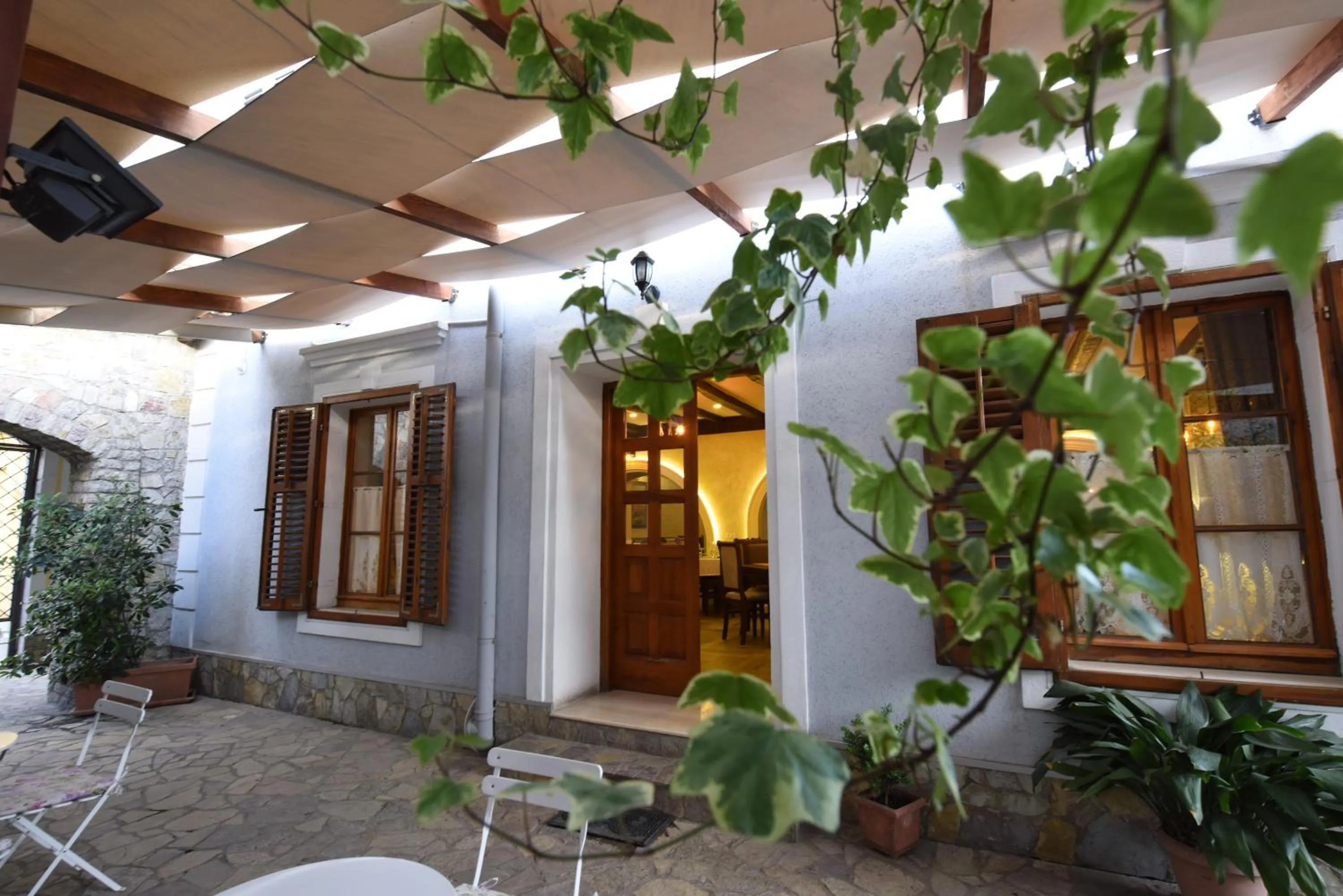 Garden in Rose Garden Hotel