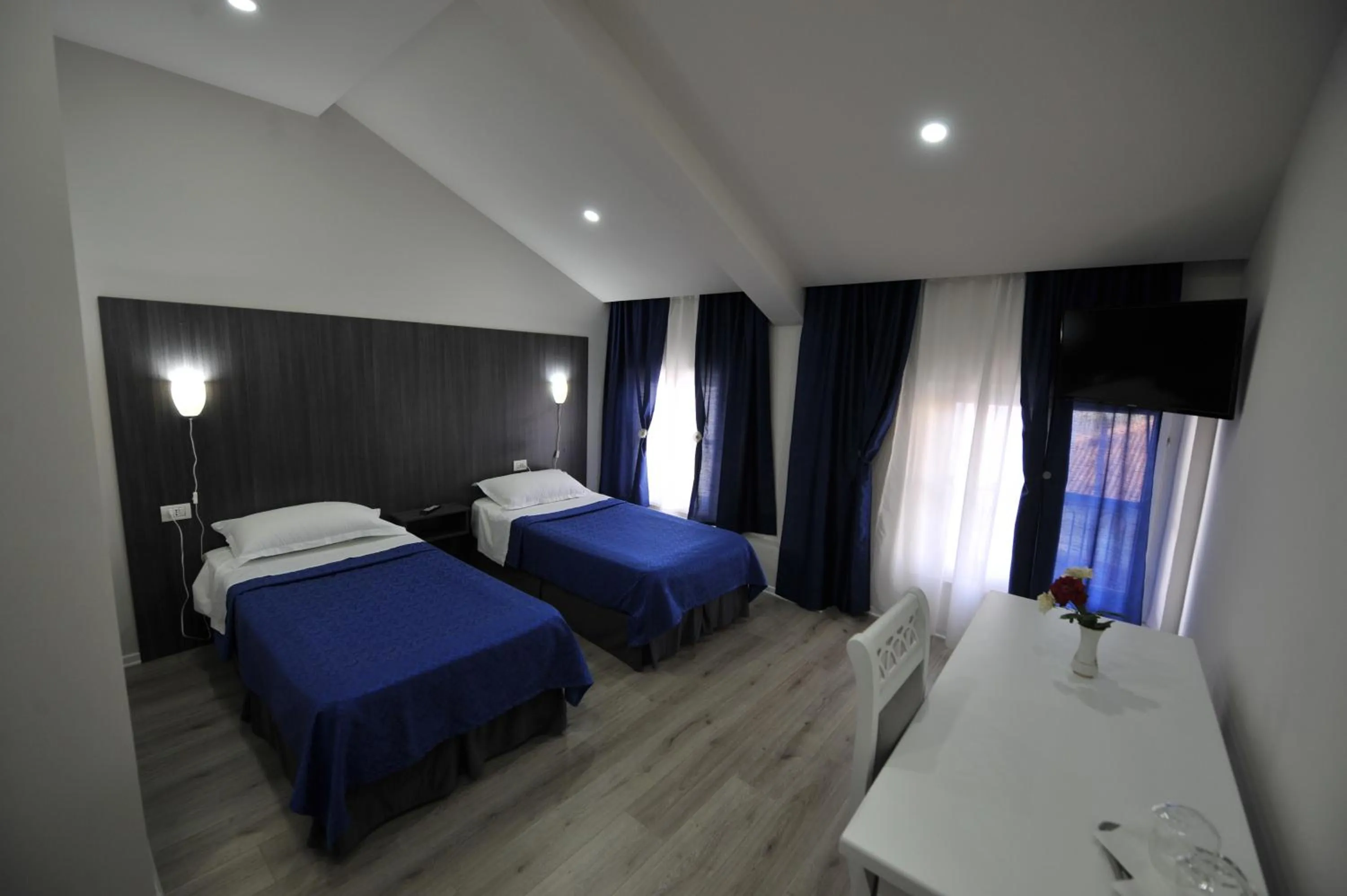 Photo of the whole room, Bed in Rose Garden Hotel