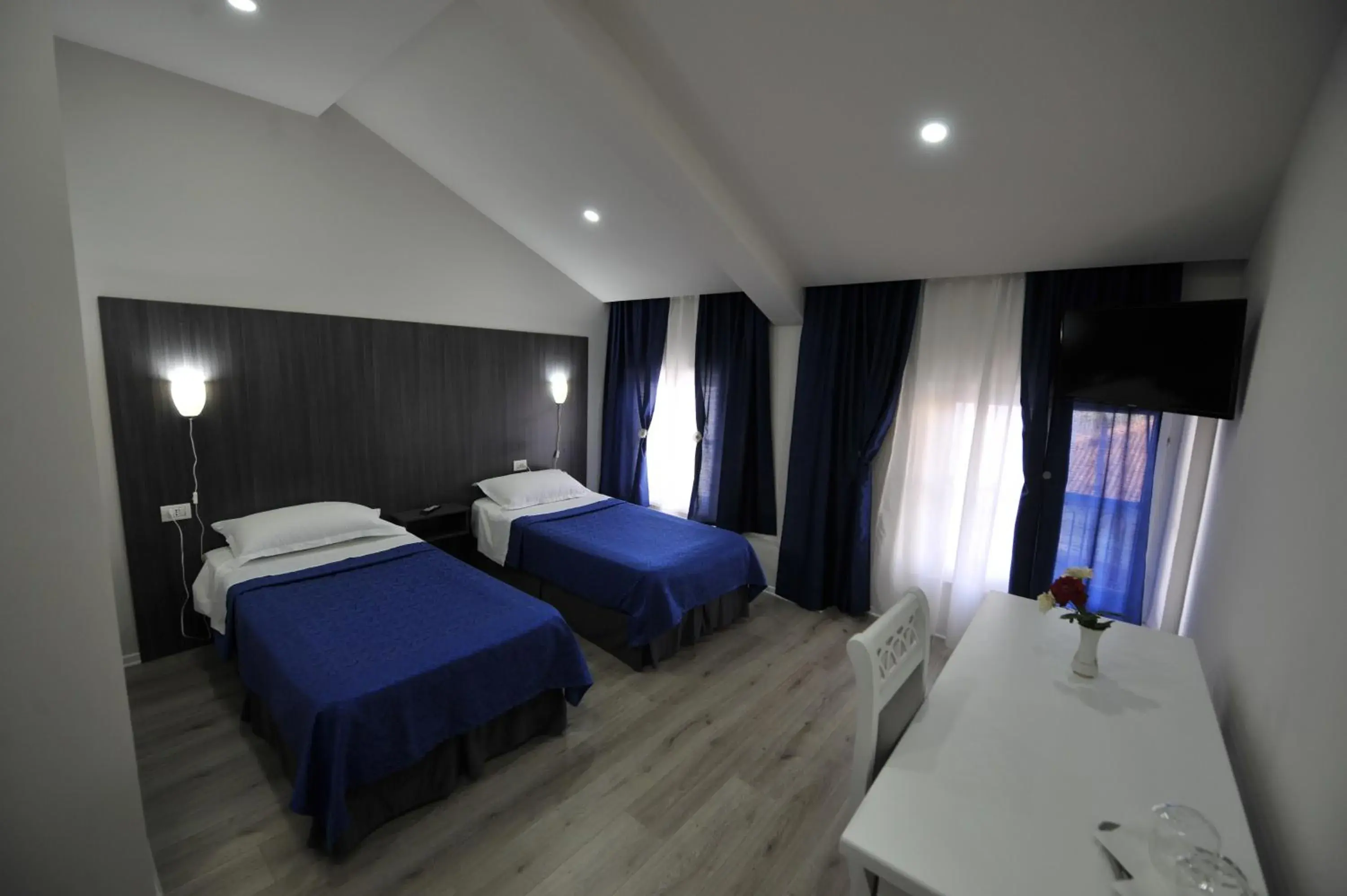 Deluxe Twin Room - single occupancy in Rose Garden Hotel Deluxe Twin Room - single occupancy in Rose Garden Hotel