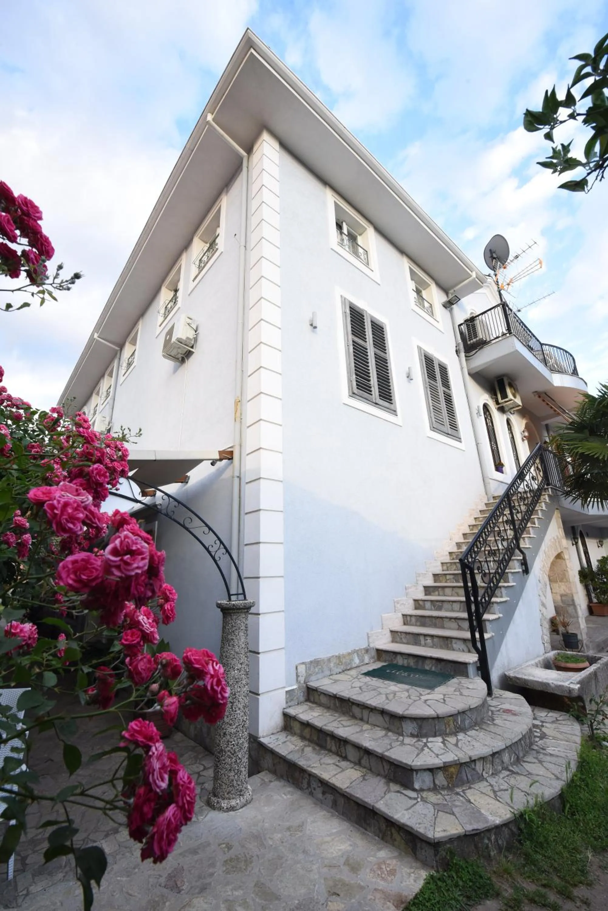 Facade/entrance in Rose Garden Hotel
