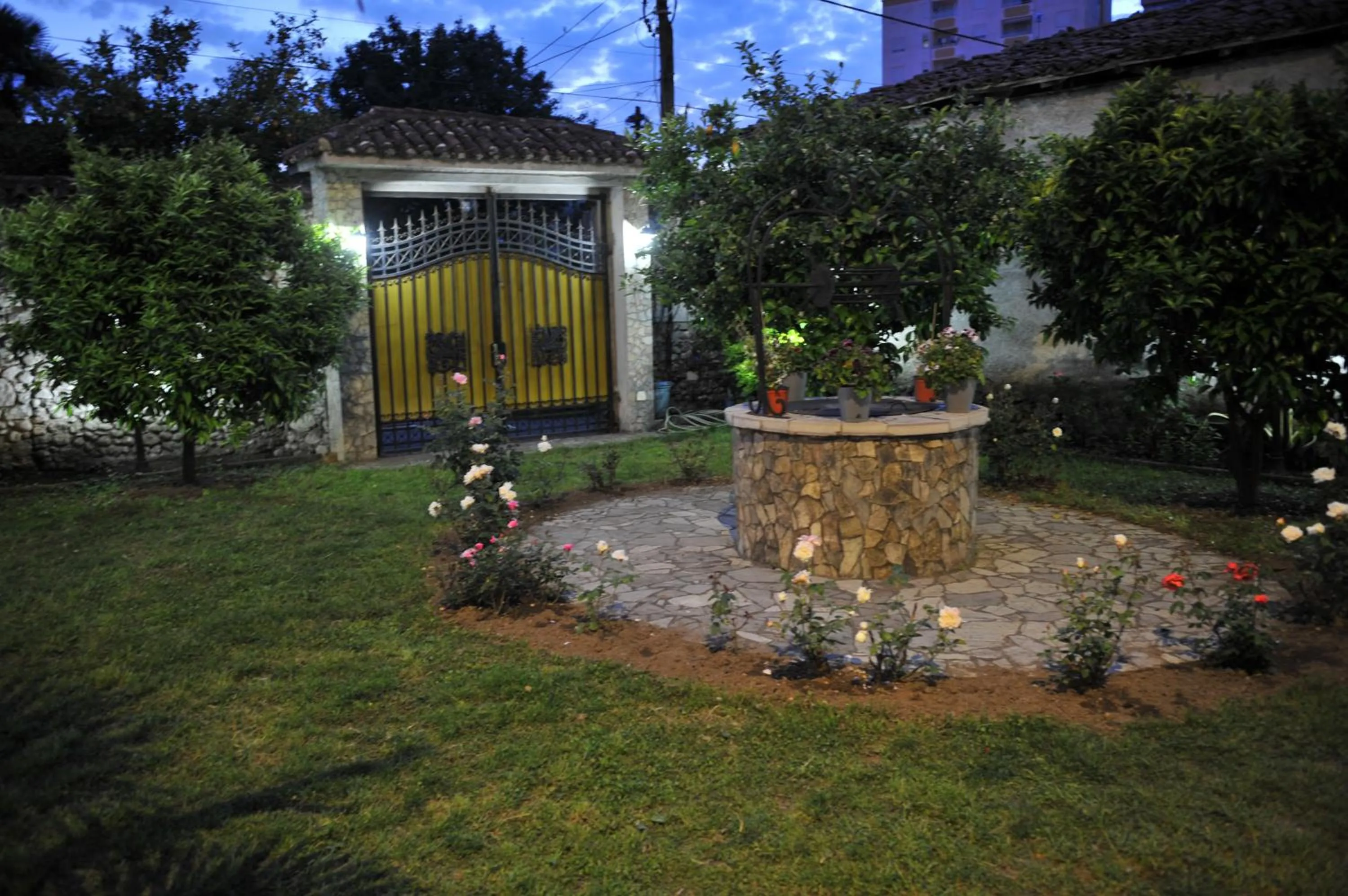 Garden in Rose Garden Hotel