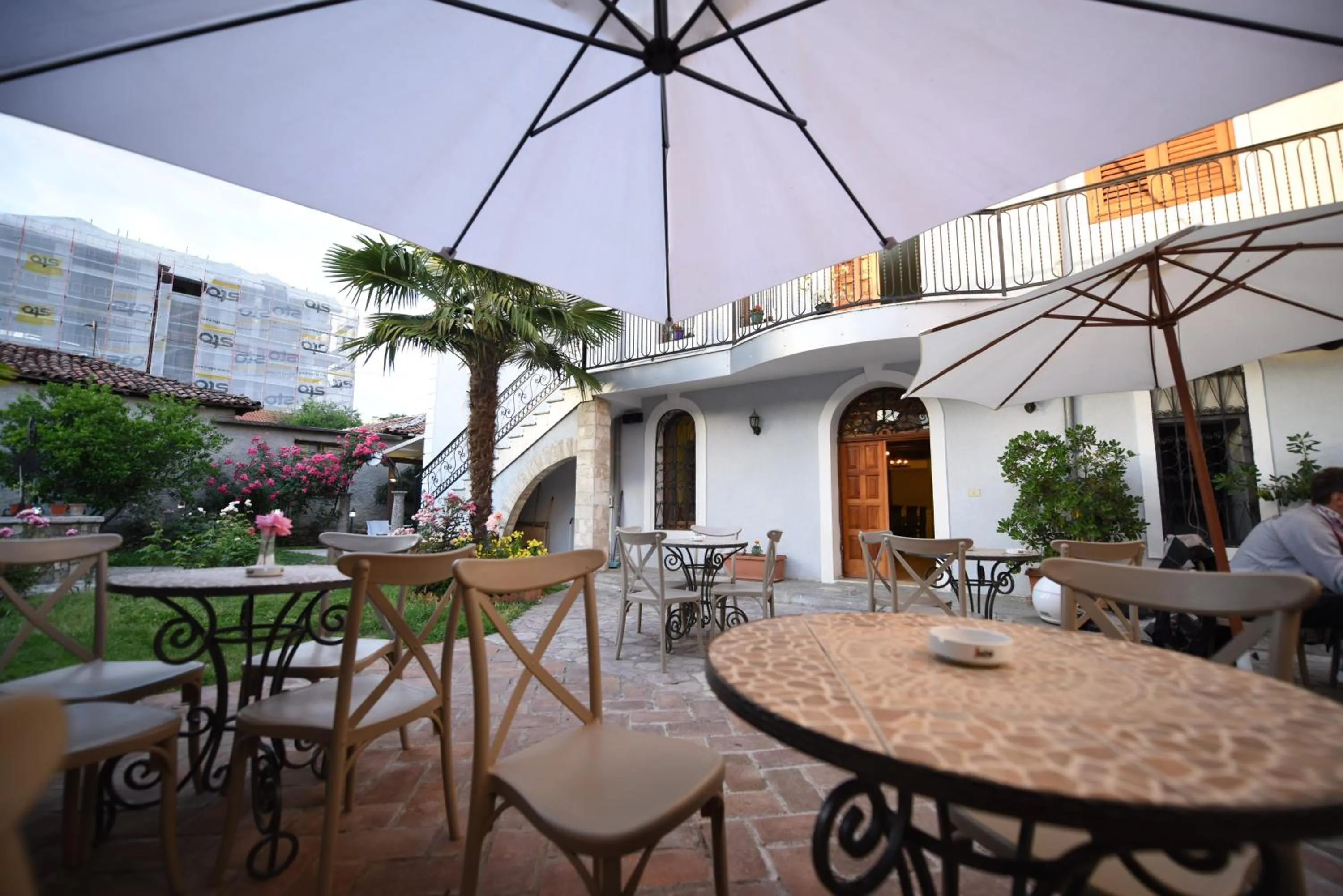 Garden in Rose Garden Hotel