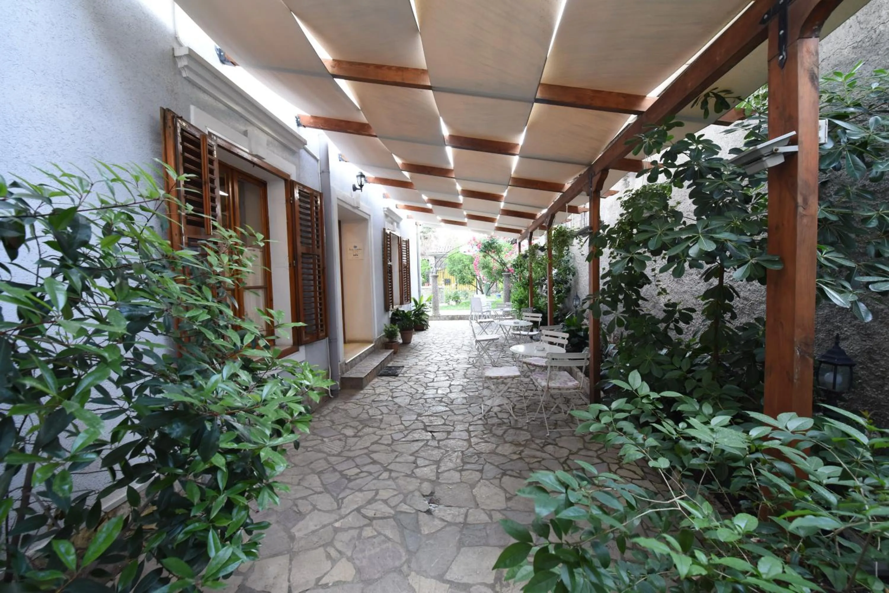 Garden in Rose Garden Hotel