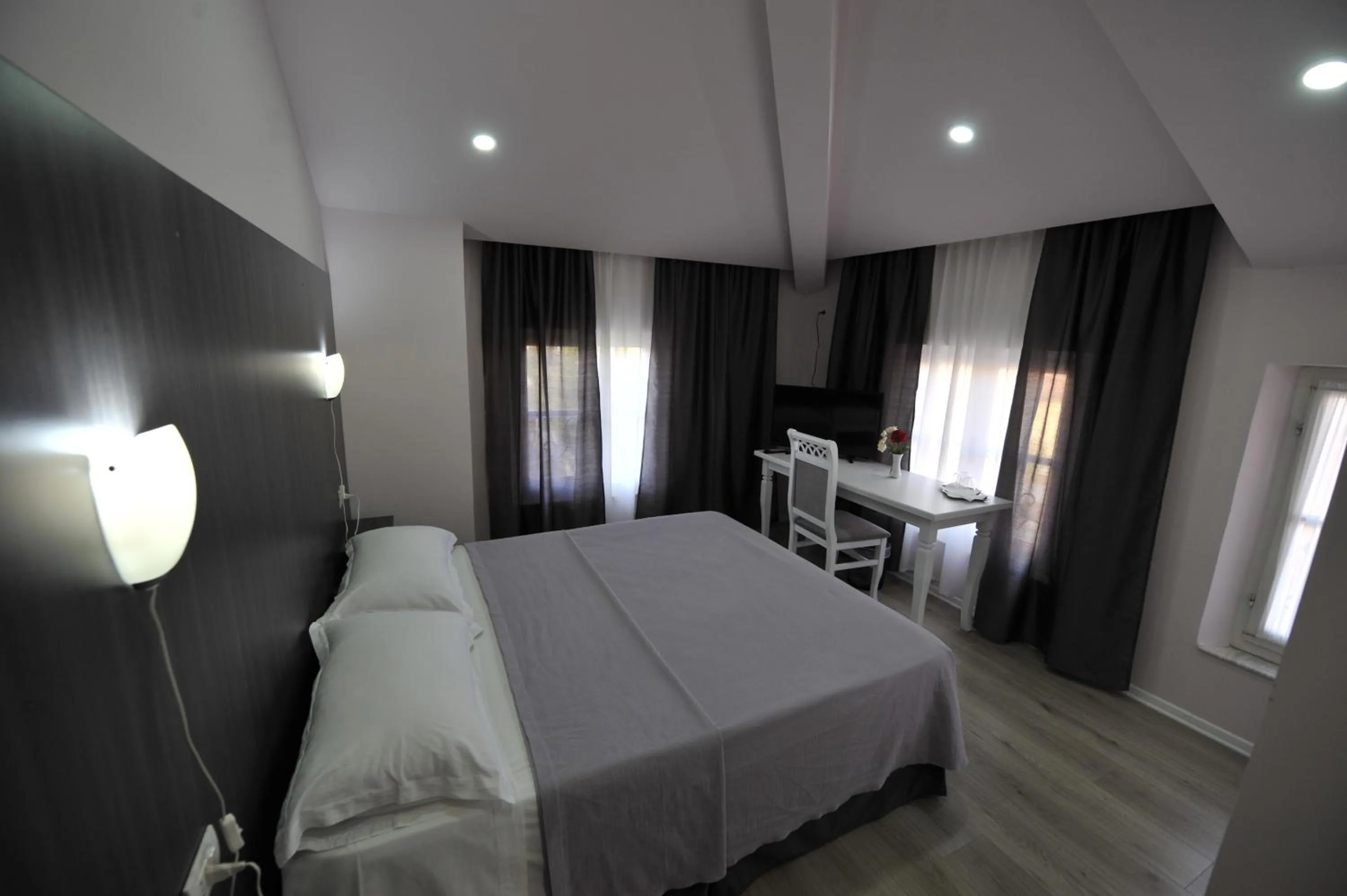 Photo of the whole room, Bed in Rose Garden Hotel