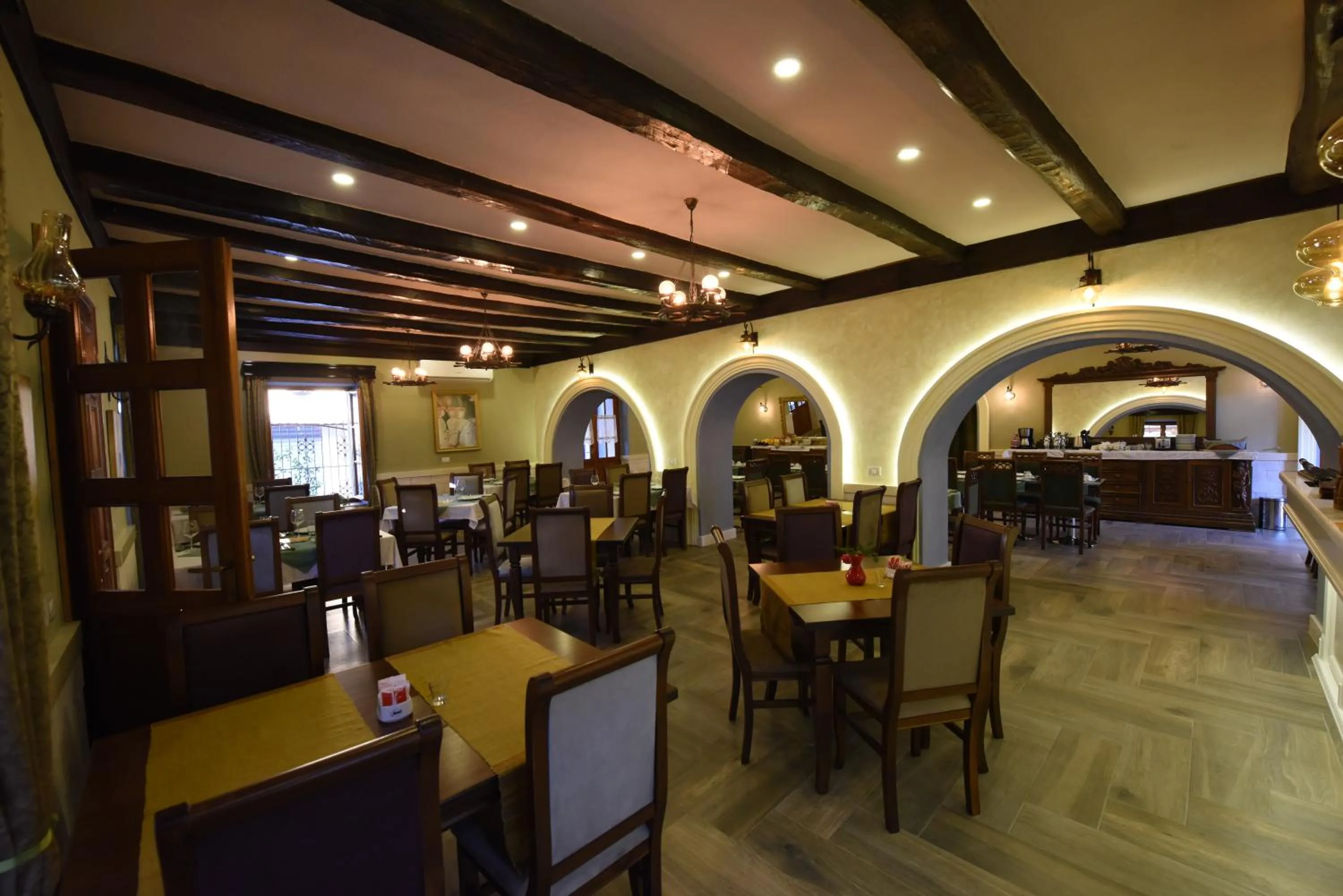 Restaurant/places to eat in Rose Garden Hotel