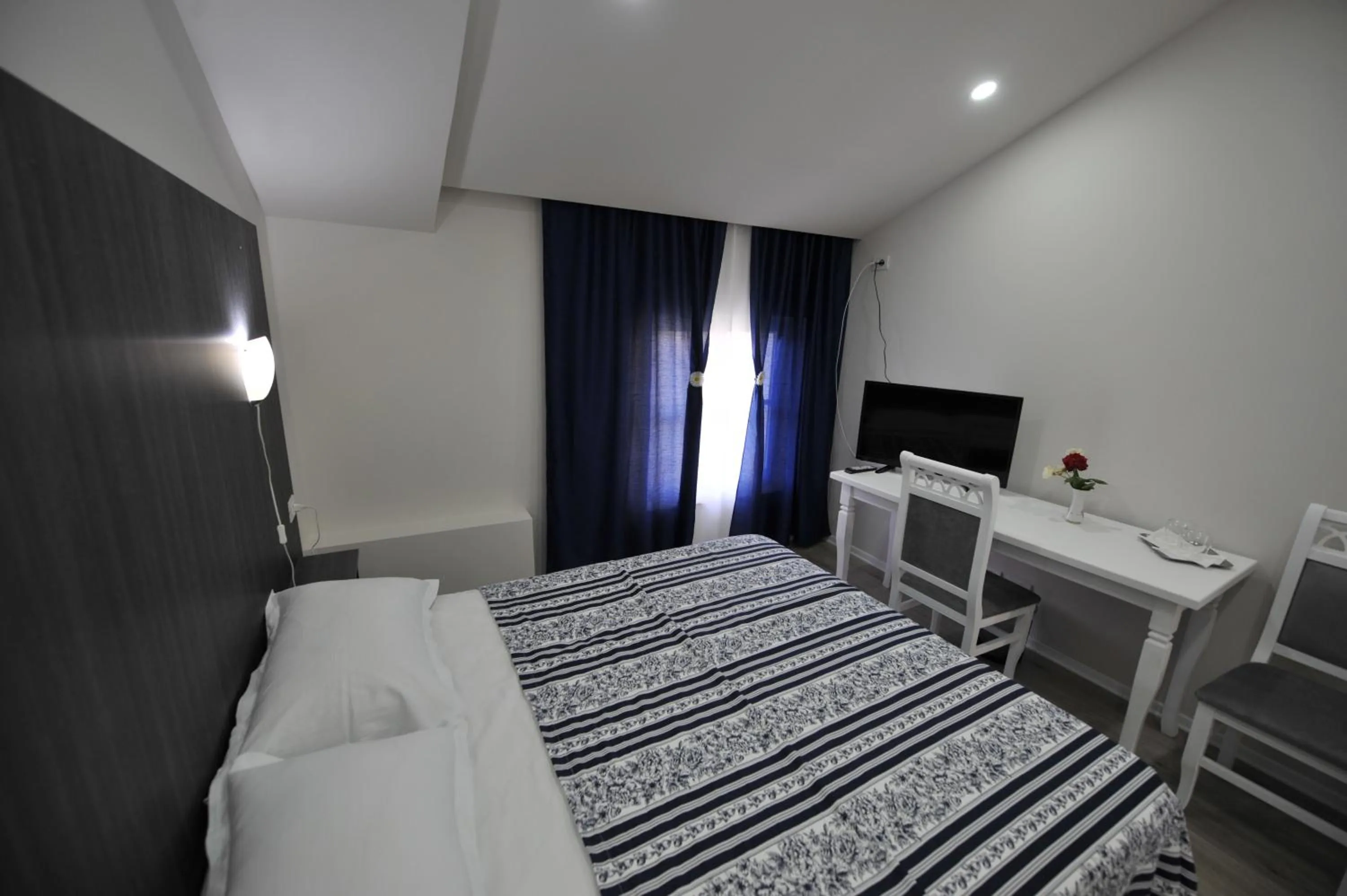 Photo of the whole room, Bed in Rose Garden Hotel