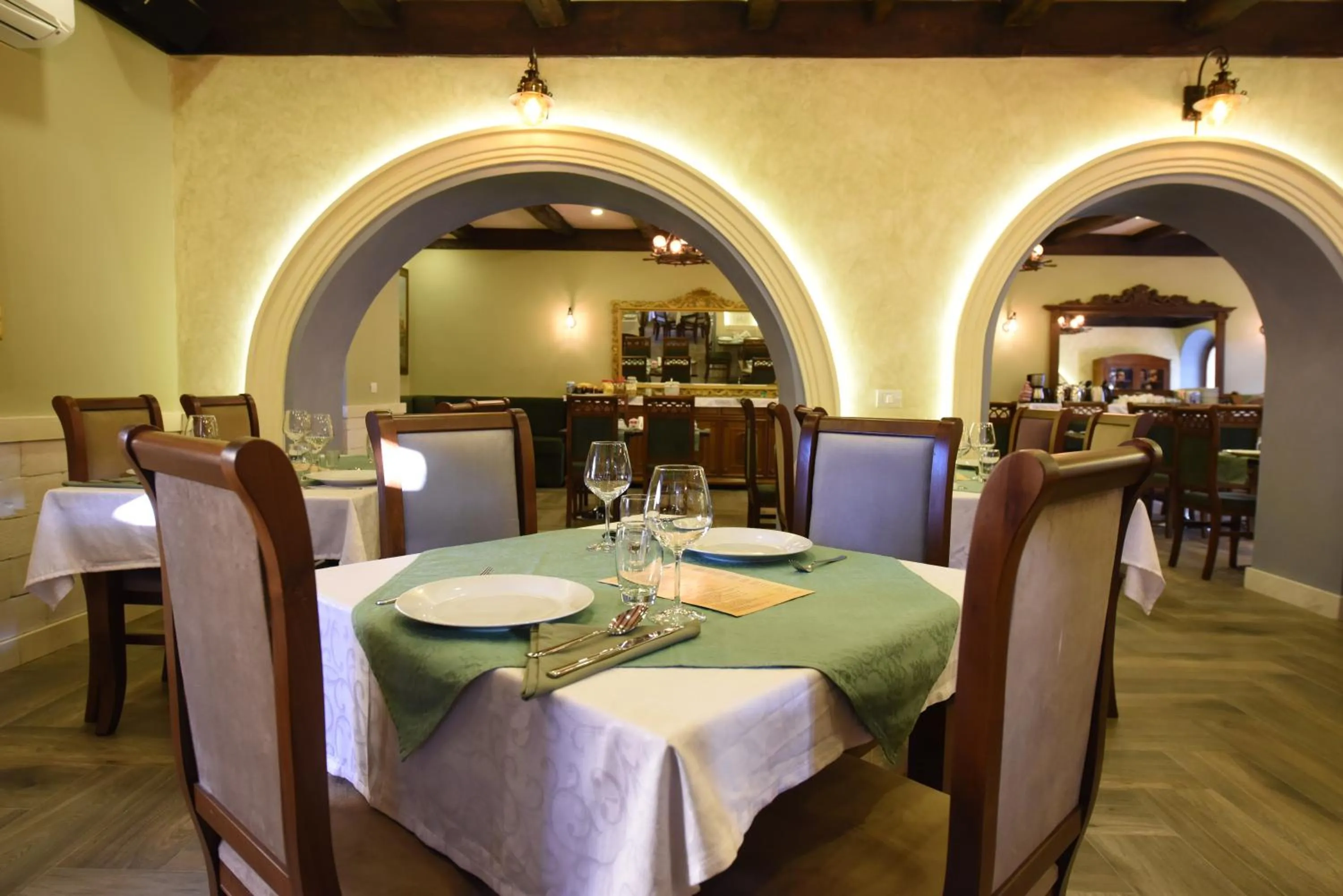 Restaurant/places to eat in Rose Garden Hotel