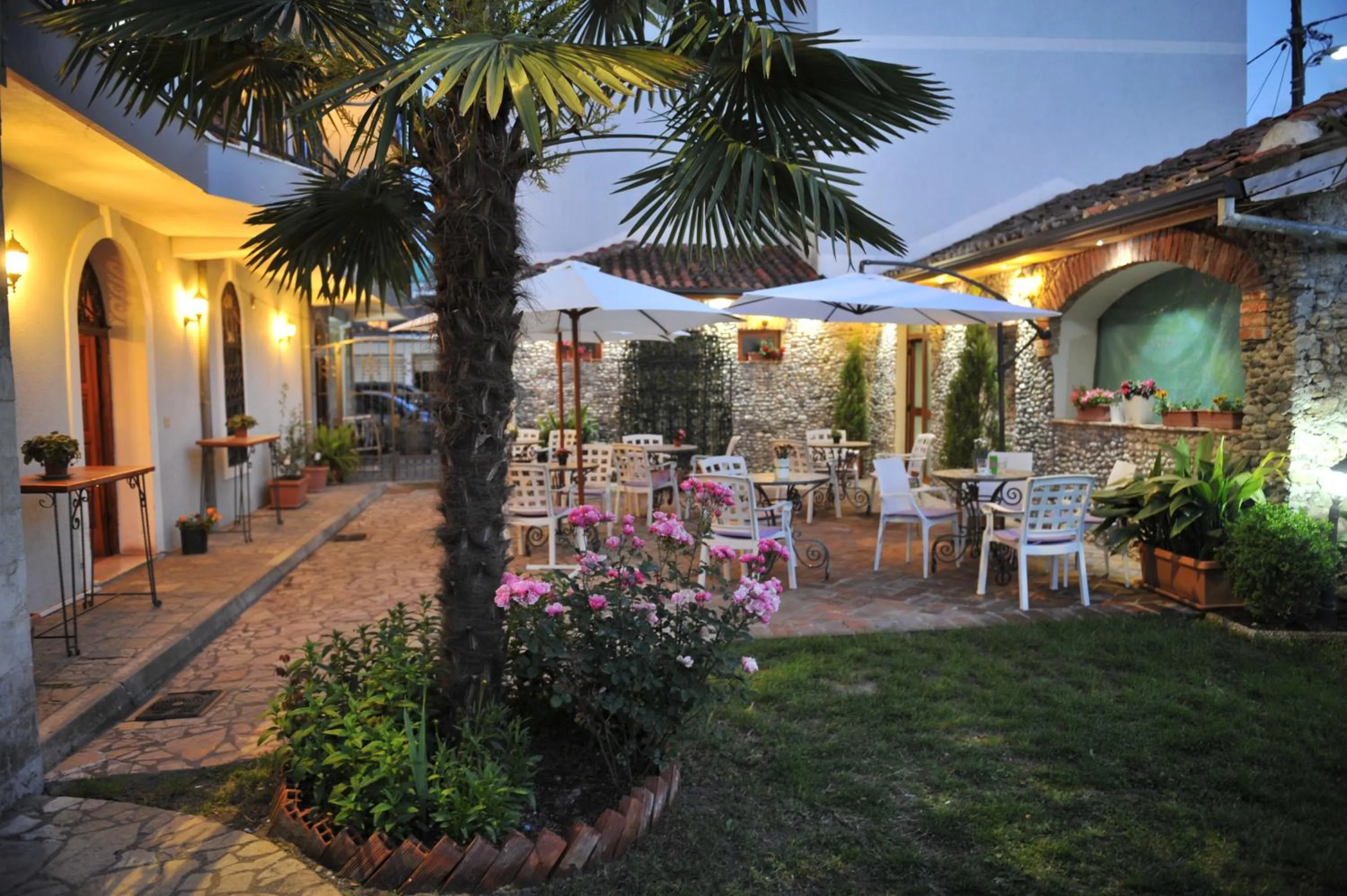 Garden in Rose Garden Hotel