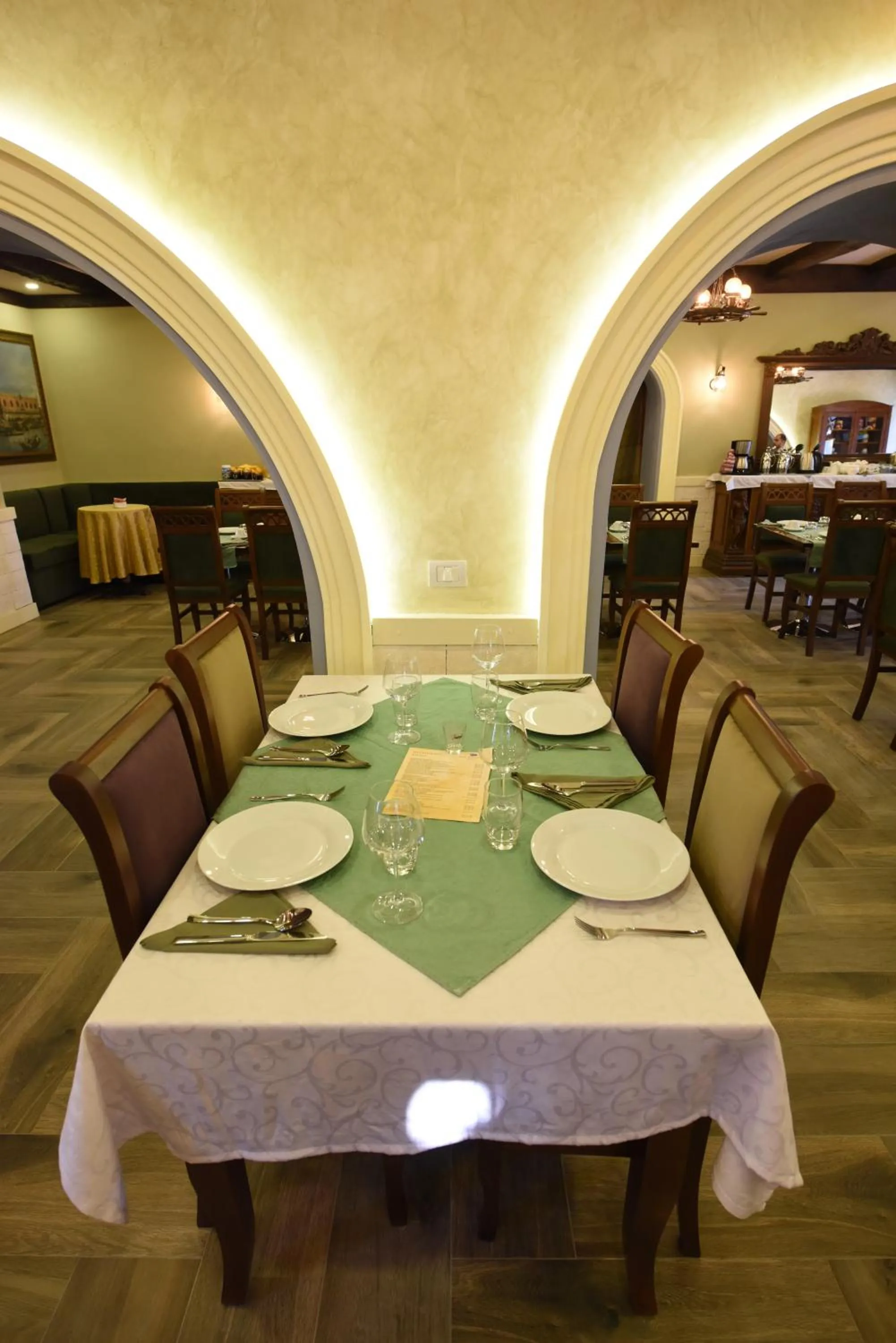 Restaurant/places to eat in Rose Garden Hotel