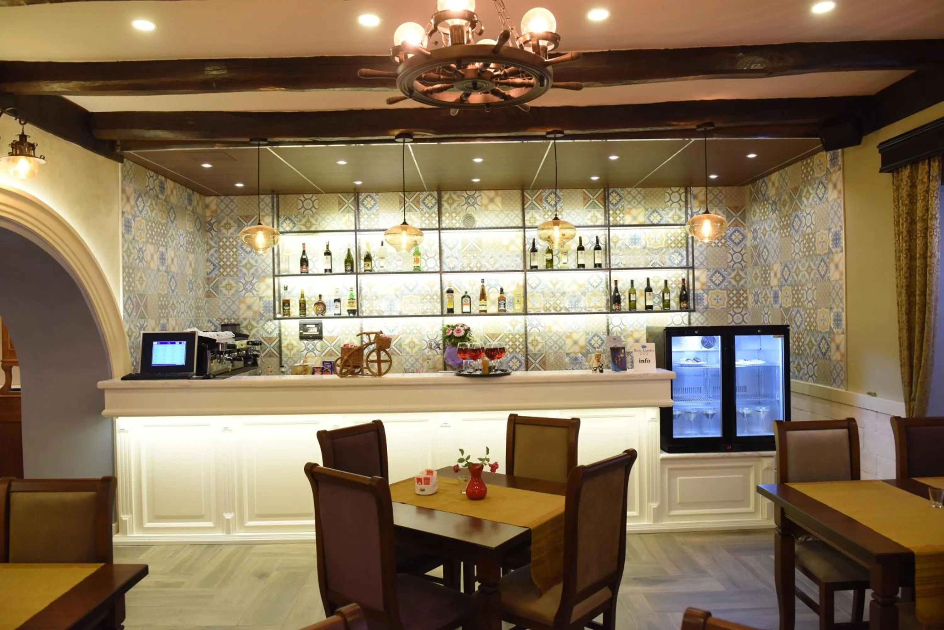 Restaurant/places to eat in Rose Garden Hotel