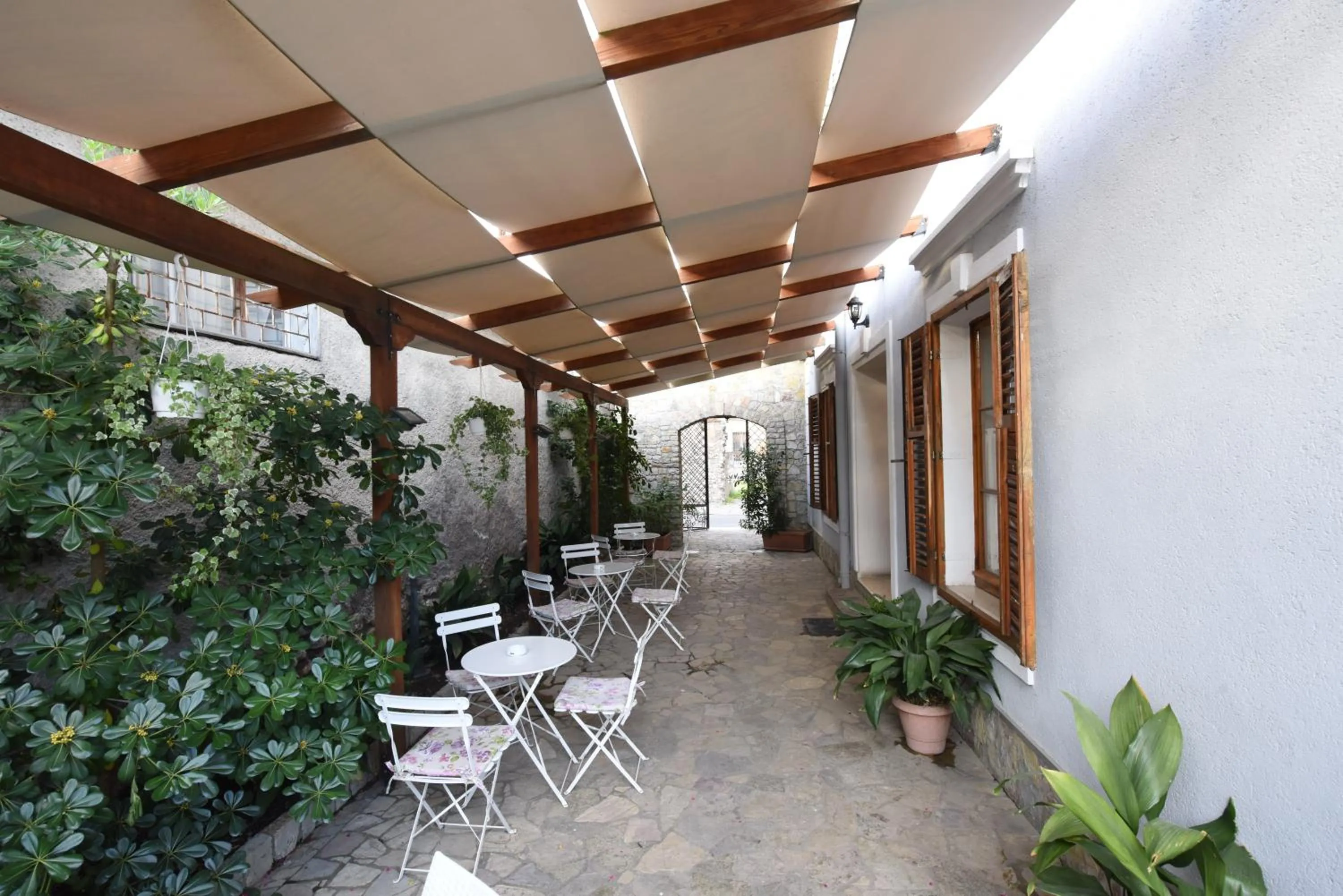 Garden in Rose Garden Hotel