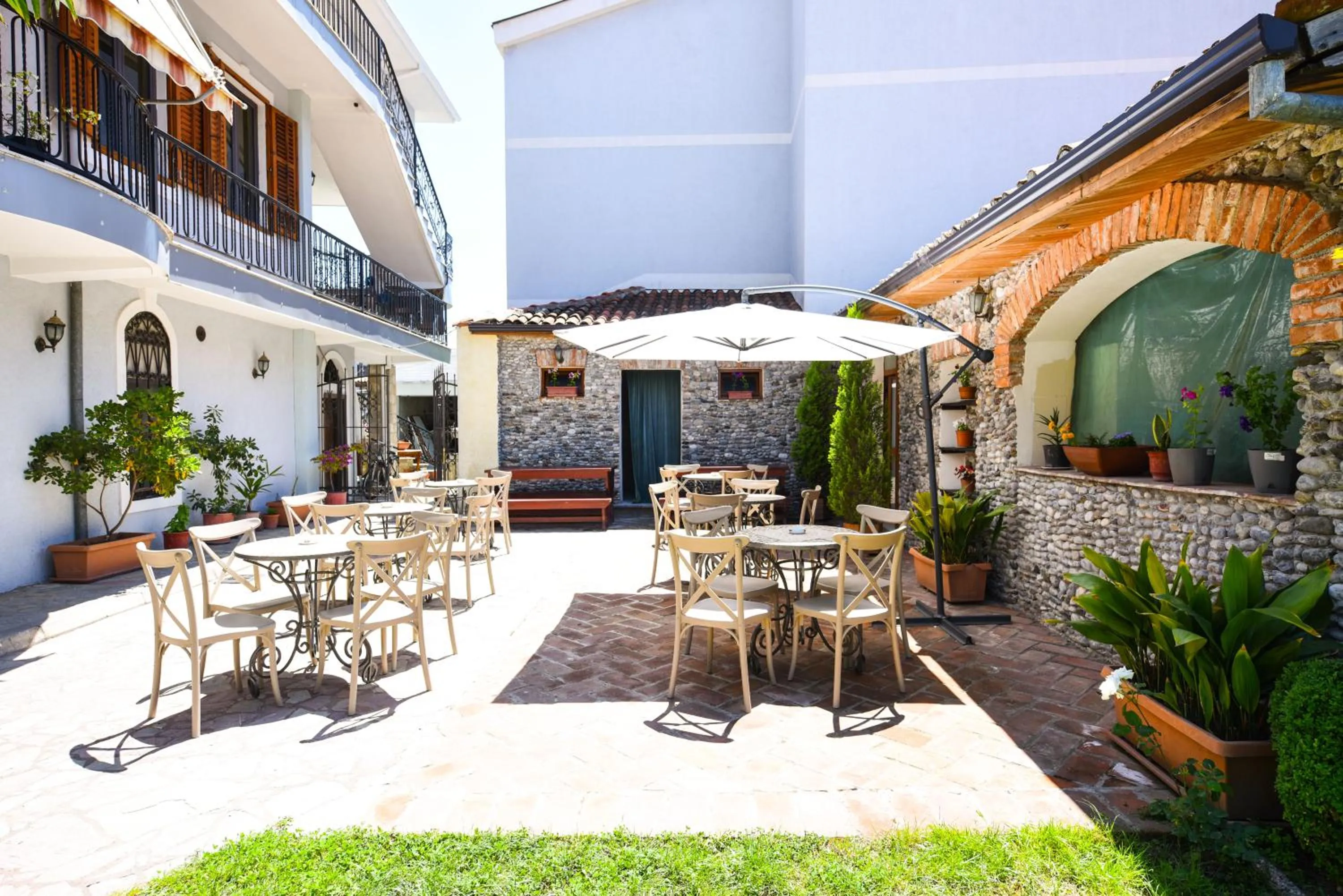 Garden in Rose Garden Hotel