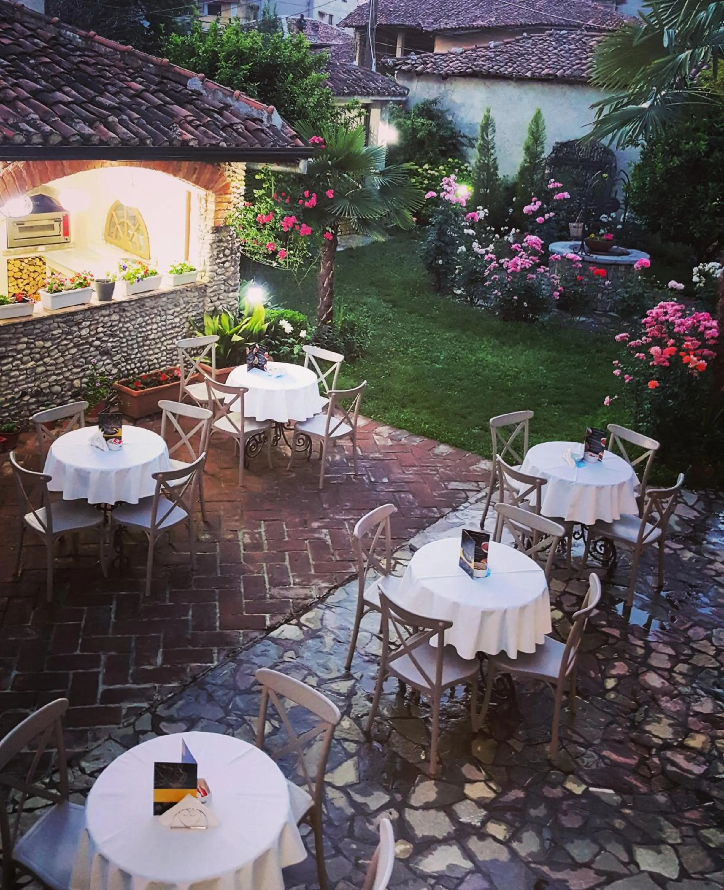 Restaurant/places to eat in Rose Garden Hotel