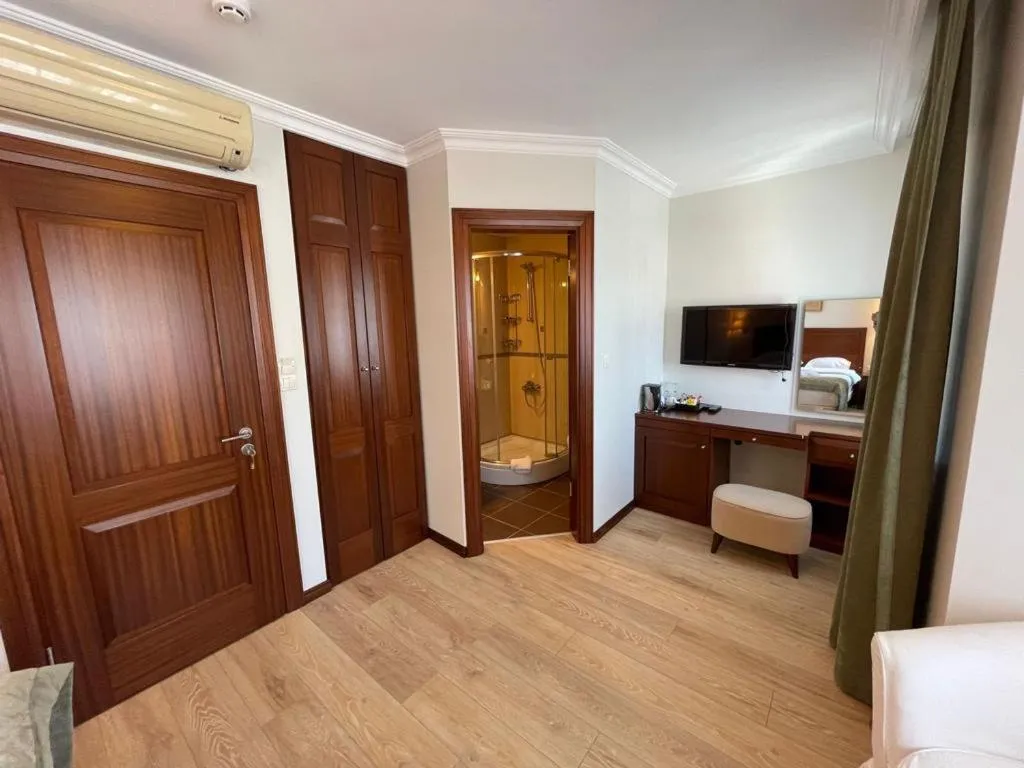 Deluxe Double Room with Sea View in Marmara Konak Old City