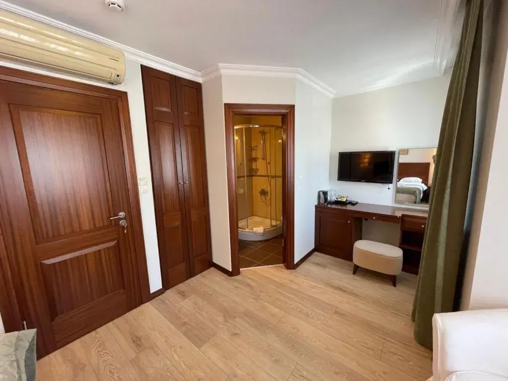 Deluxe Double Room with Sea View in Marmara Konak Old City Deluxe Double Room with Sea View in Marmara Konak Old City