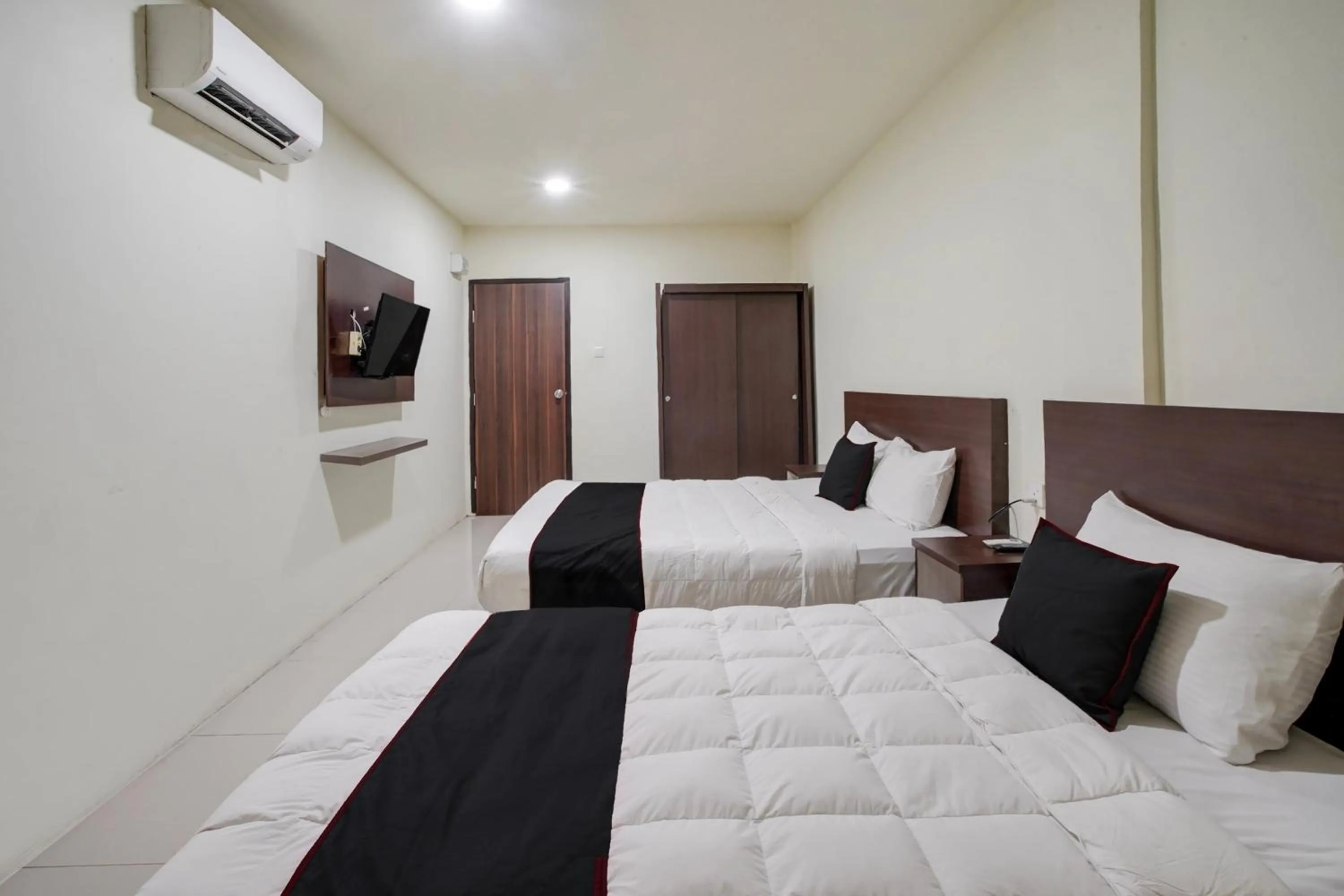 Bedroom, Bed in Collection O near Harbour Bay Mall formerly Kansa Hotel
