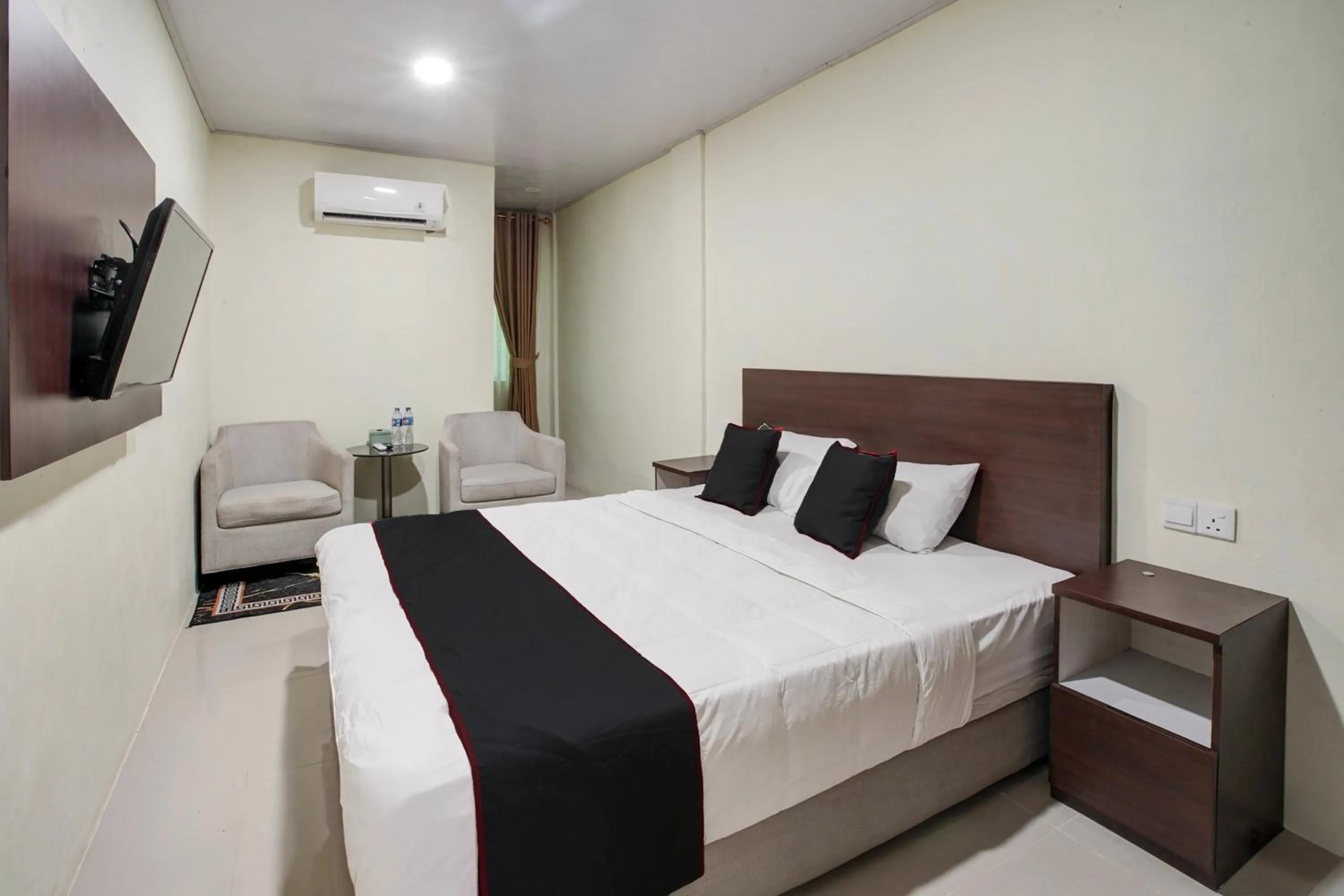 Bedroom, Bed in Collection O near Harbour Bay Mall formerly Kansa Hotel