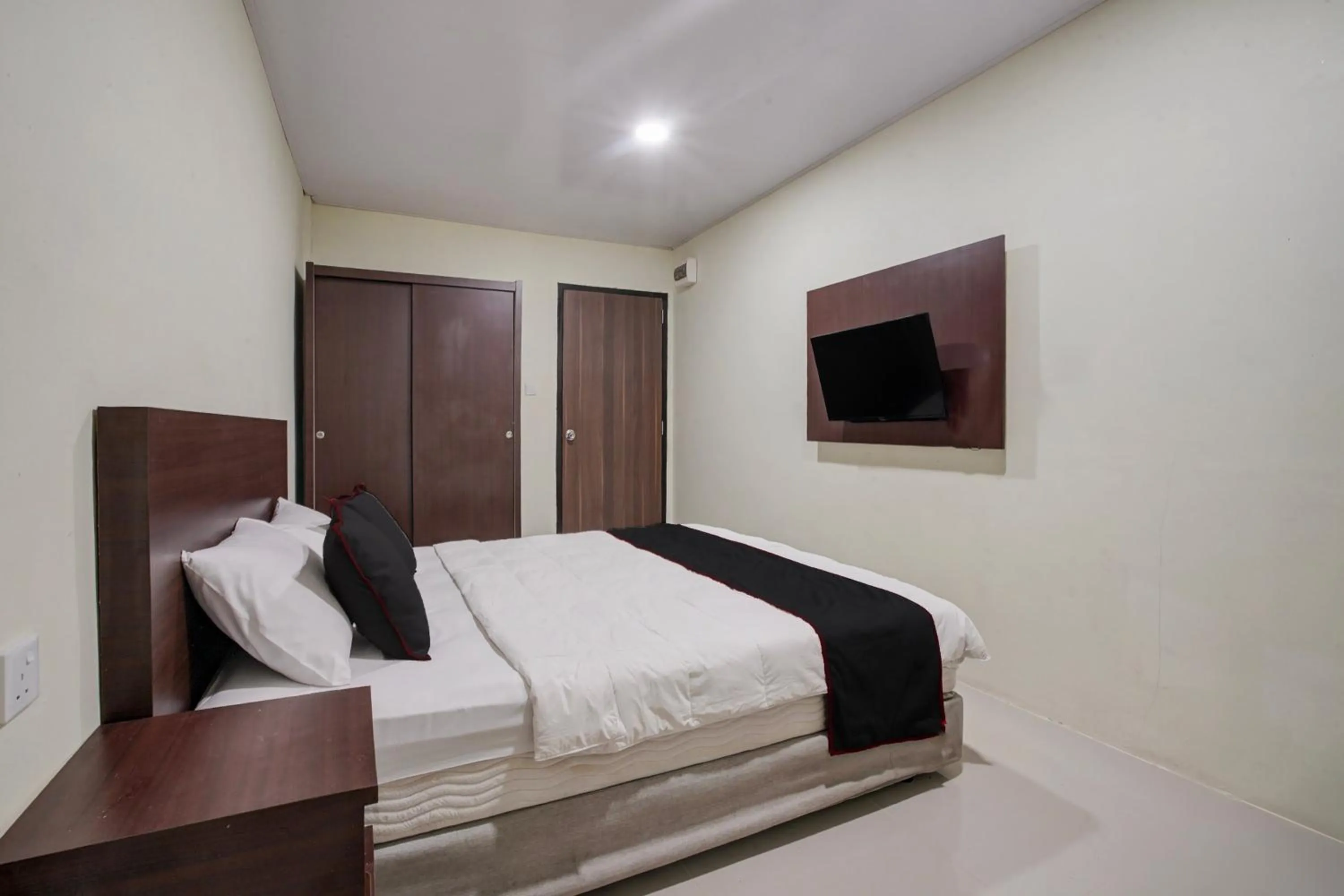 Bedroom, Bed in Collection O near Harbour Bay Mall formerly Kansa Hotel