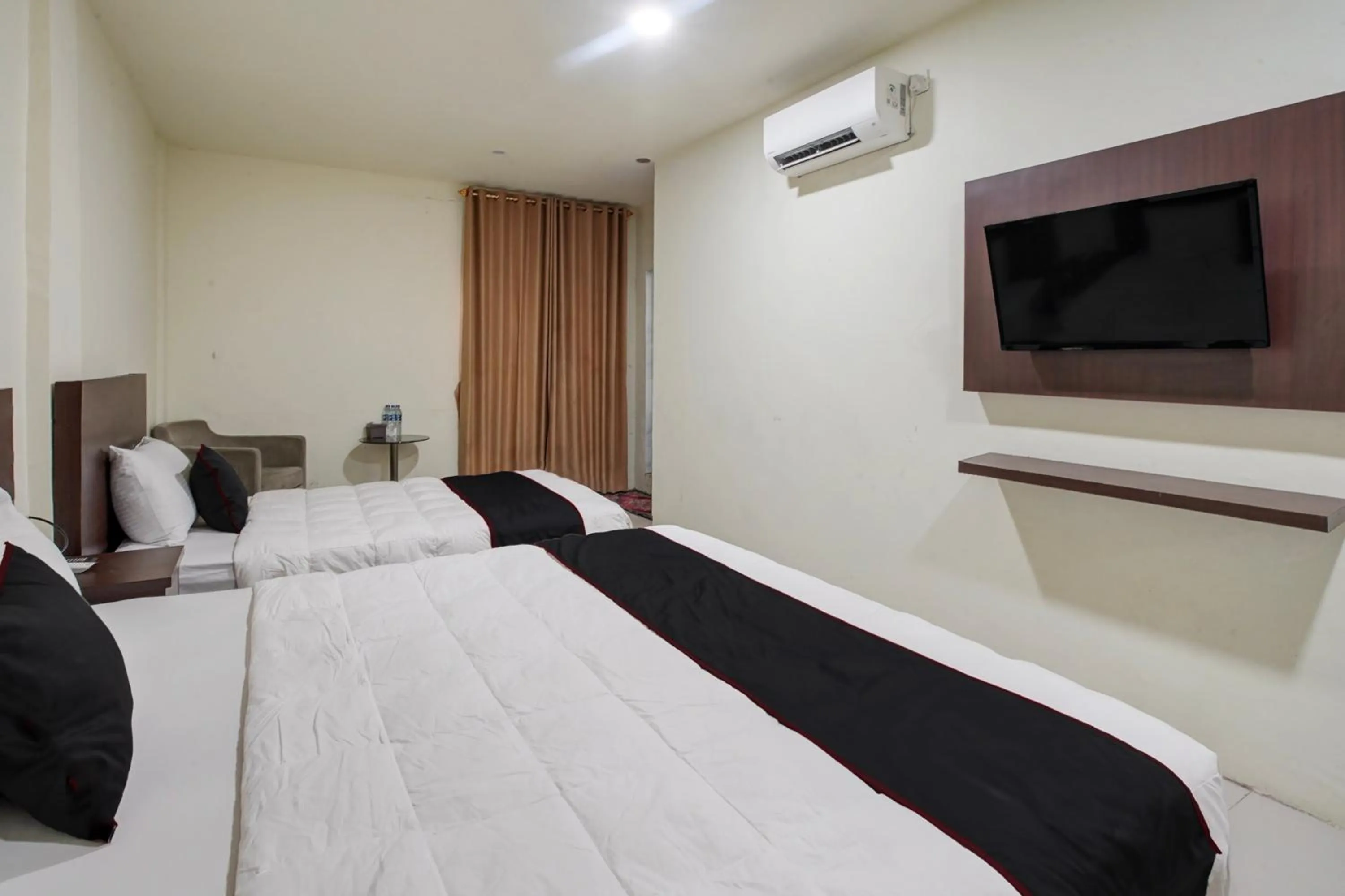 Bedroom, Bed in Collection O near Harbour Bay Mall formerly Kansa Hotel