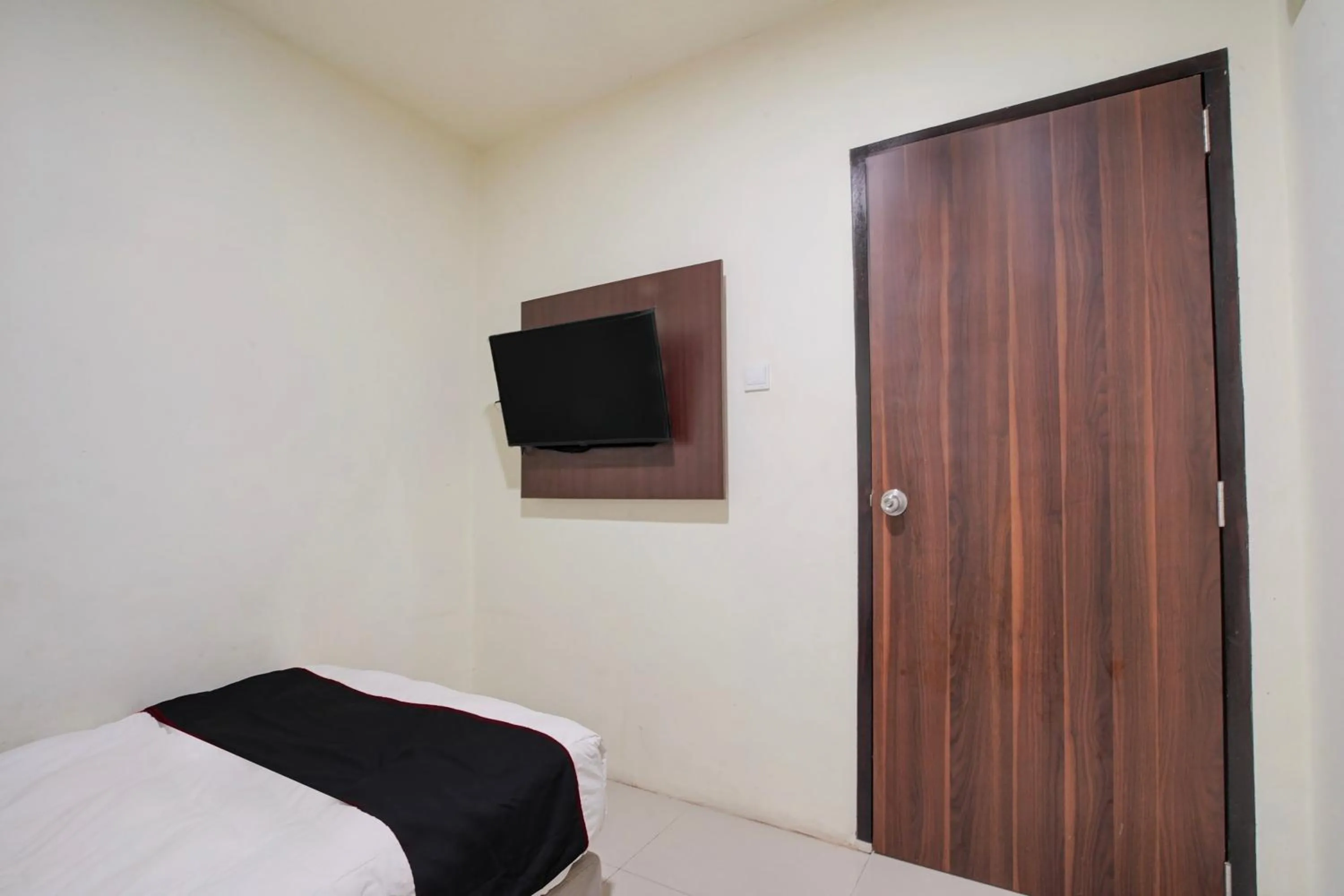Bedroom, Bed in Collection O near Harbour Bay Mall formerly Kansa Hotel