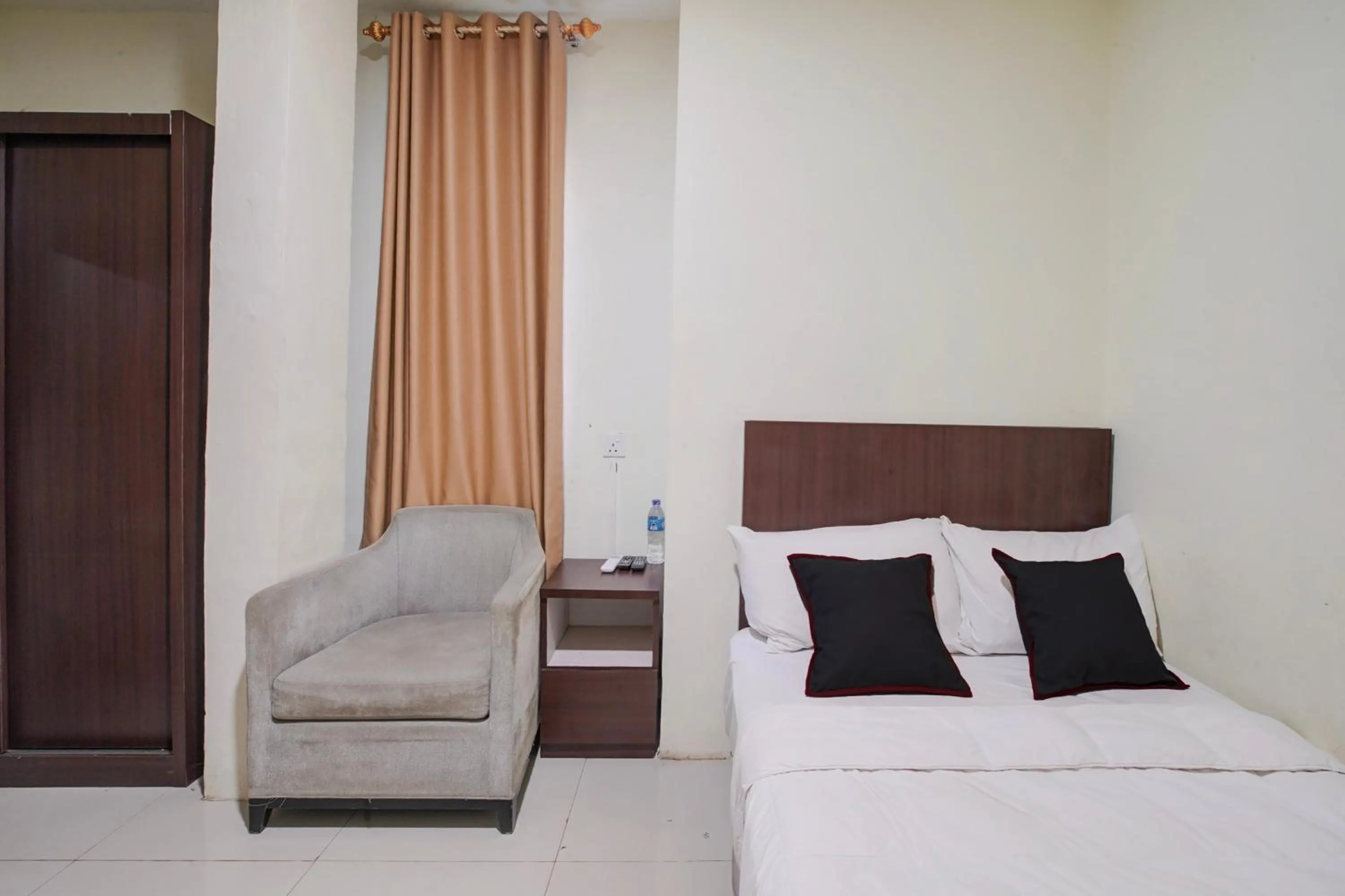 Bedroom, Bed in Collection O near Harbour Bay Mall formerly Kansa Hotel