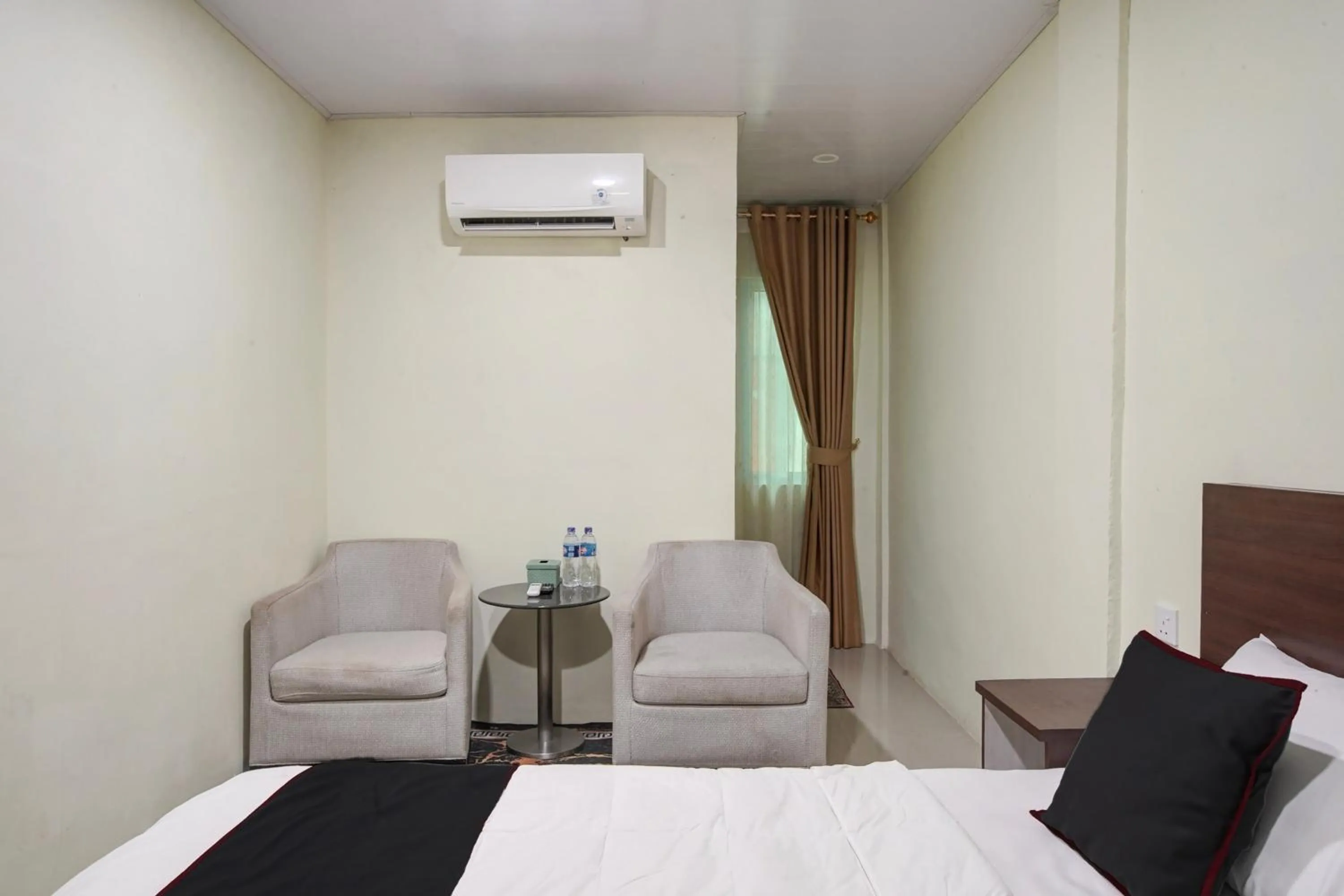 Bedroom, Bed in Collection O near Harbour Bay Mall formerly Kansa Hotel