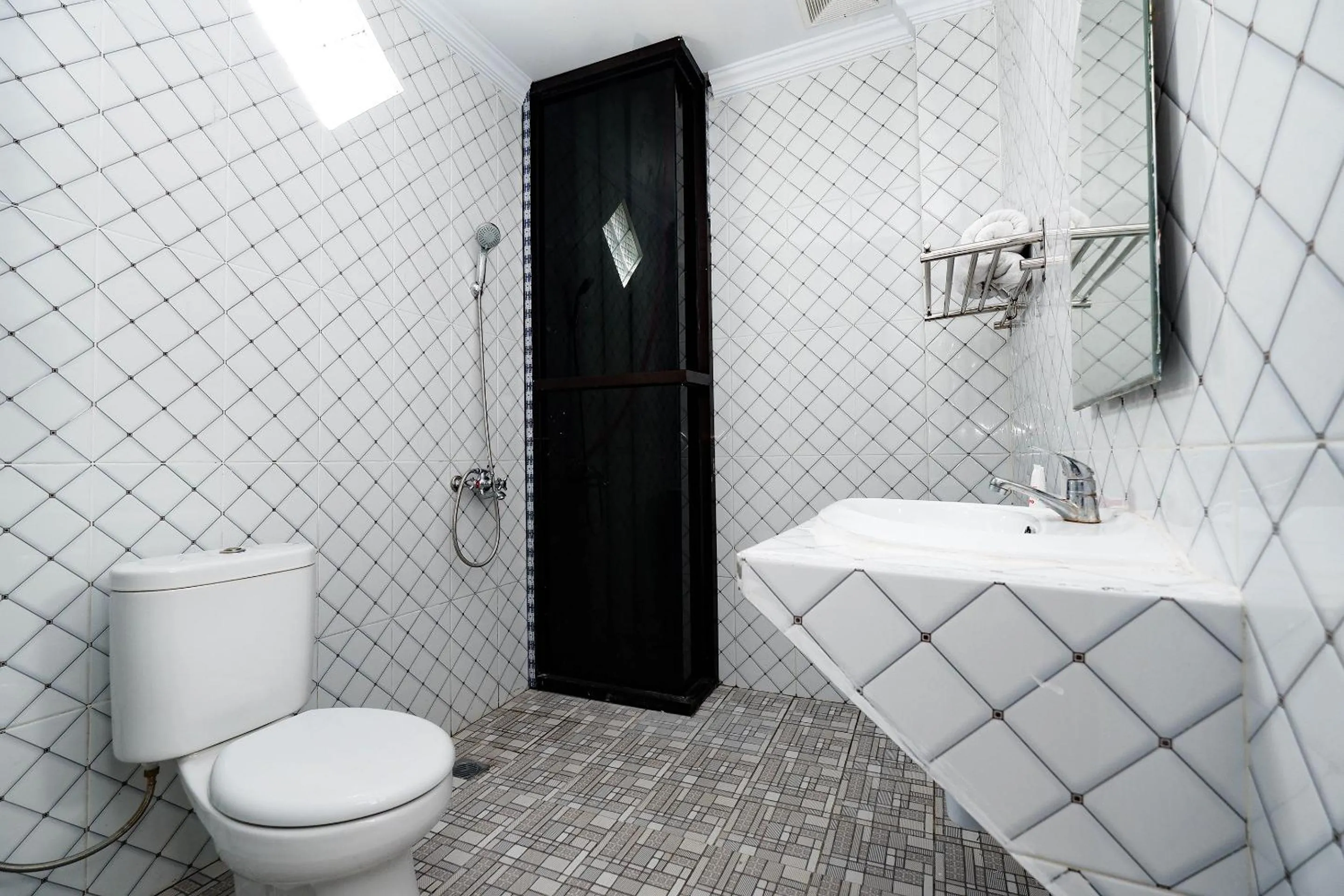 Bathroom in OYO 1706 Hotel H&w Solo