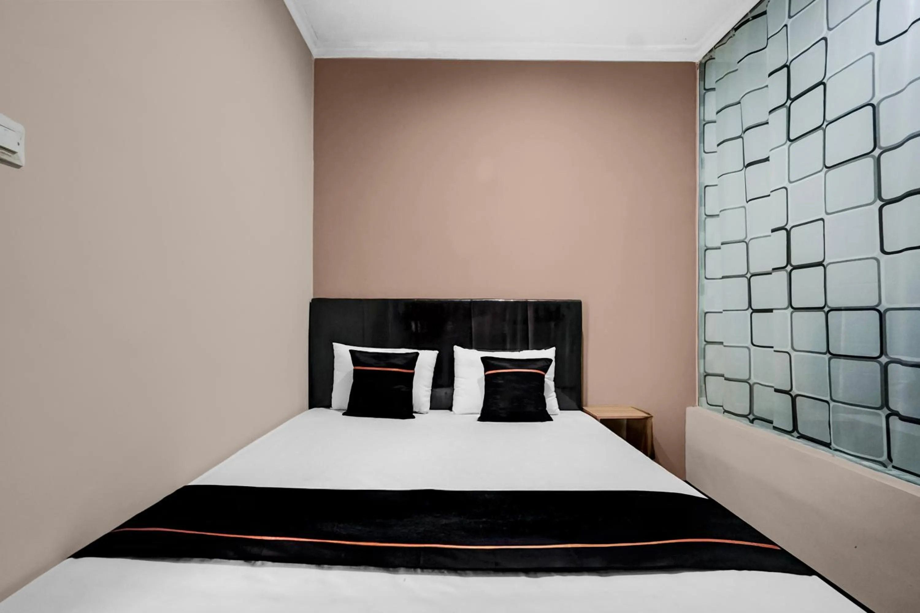 Bedroom, Bed in Hotel O near Ciputra World Surabaya formerly Darmo Residence