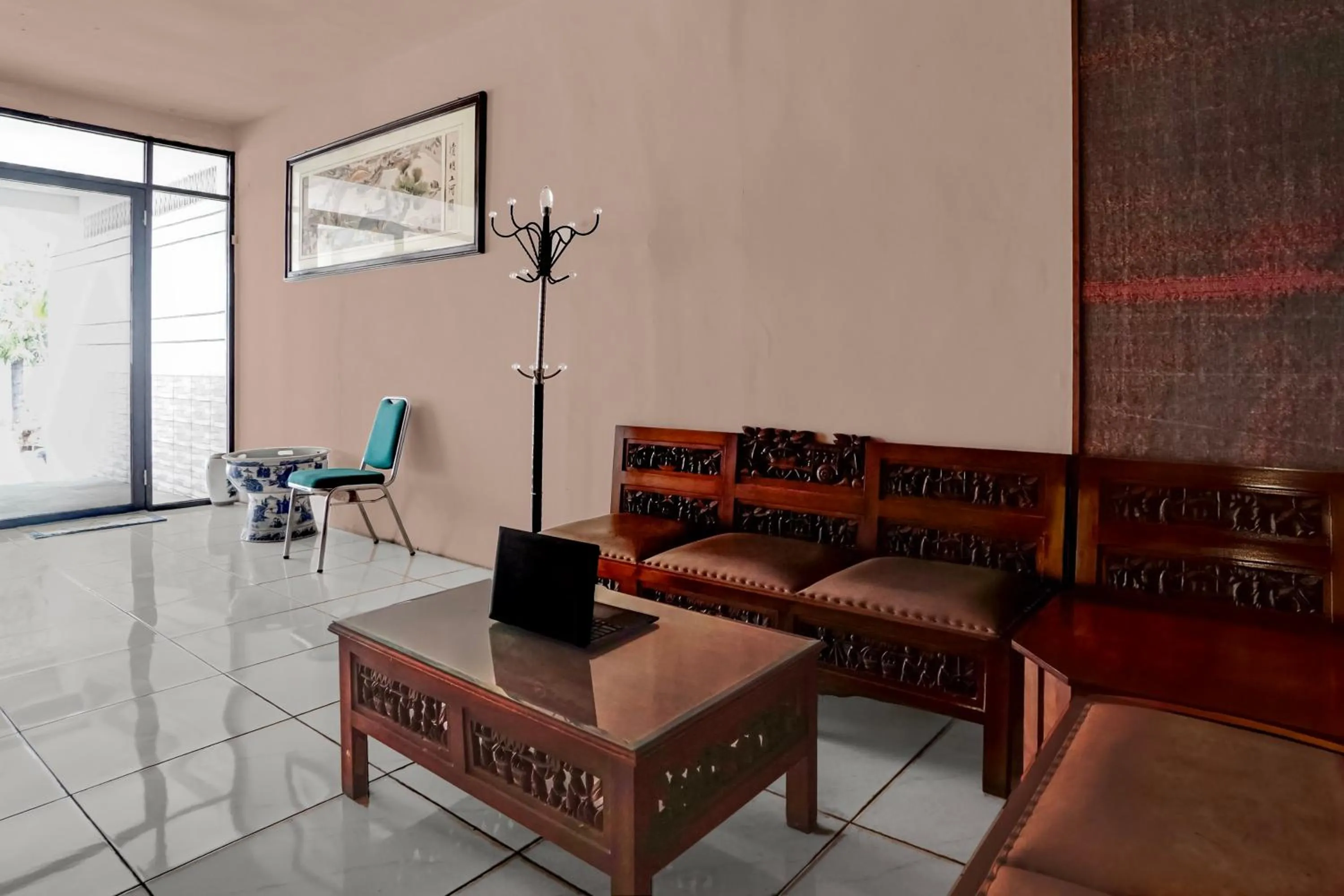 Lobby or reception in Hotel O near Ciputra World Surabaya formerly Darmo Residence